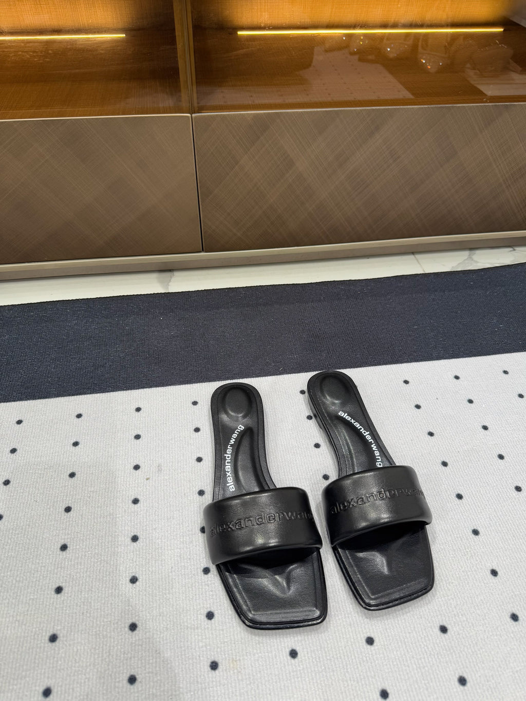 VY POOL SANDAL IN BLACK LAMBSKIN