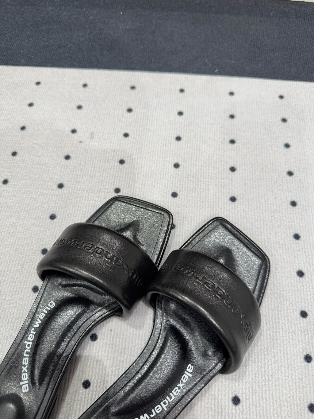 VY POOL SANDAL IN BLACK LAMBSKIN