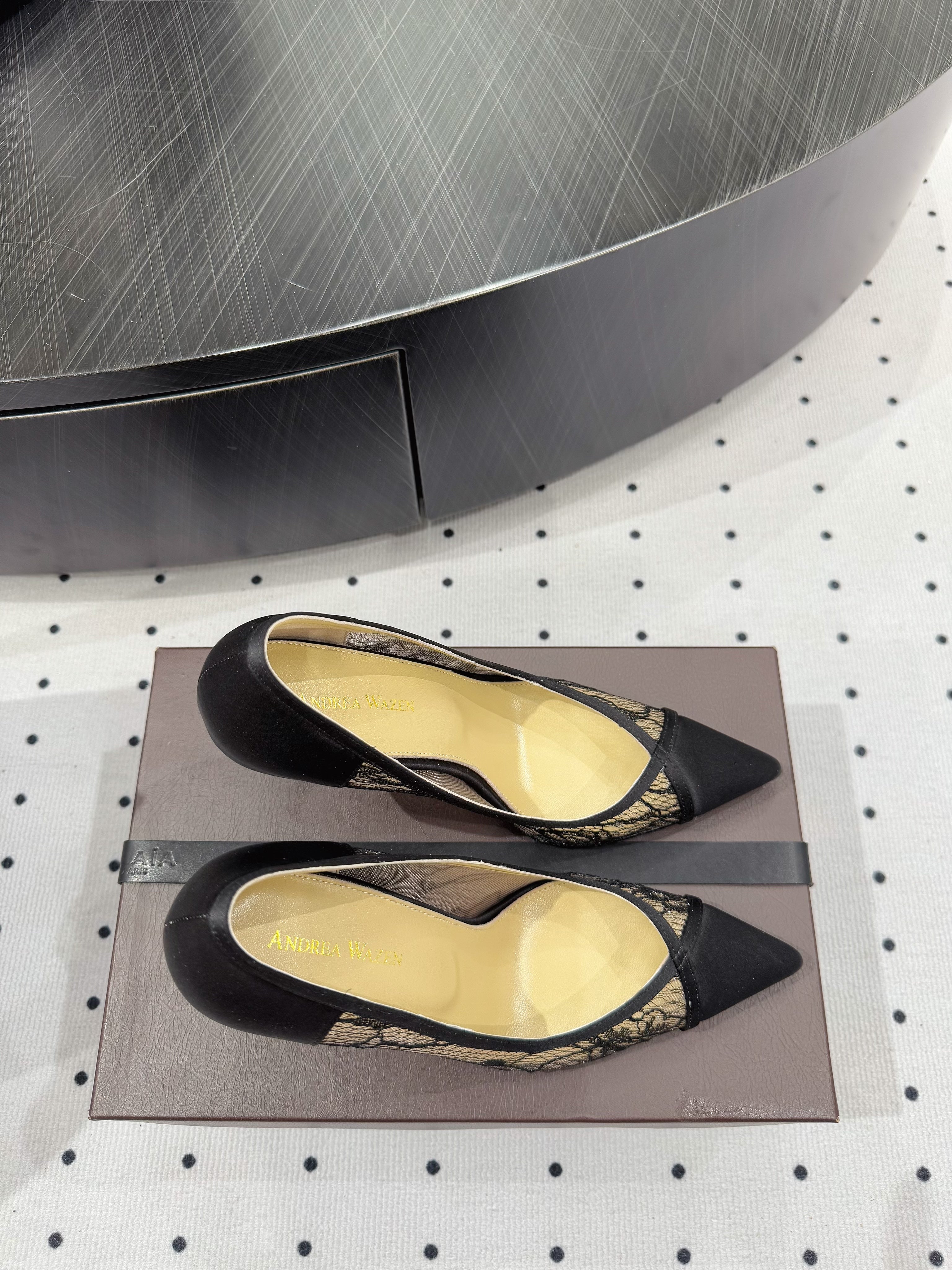 POINTED-TOE HIGH PUMPS 95MM IN BLACK MESH AND SILK