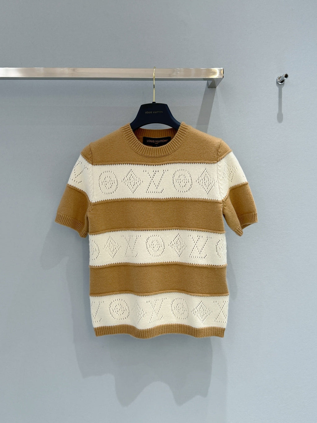 LV 26S SHORT-SLEEVED SWEATER STYLE 250