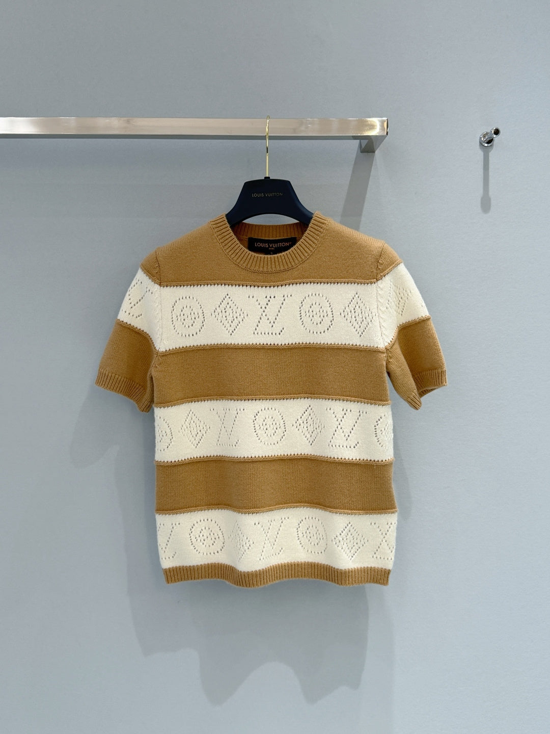 LV 26S SHORT-SLEEVED SWEATER STYLE 250