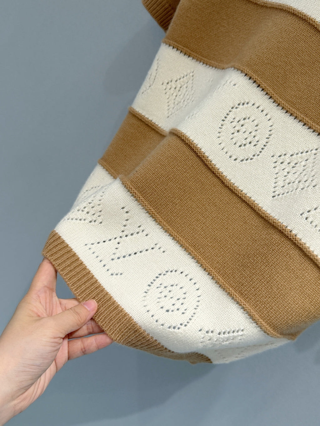 LV 26S SHORT-SLEEVED SWEATER STYLE 250