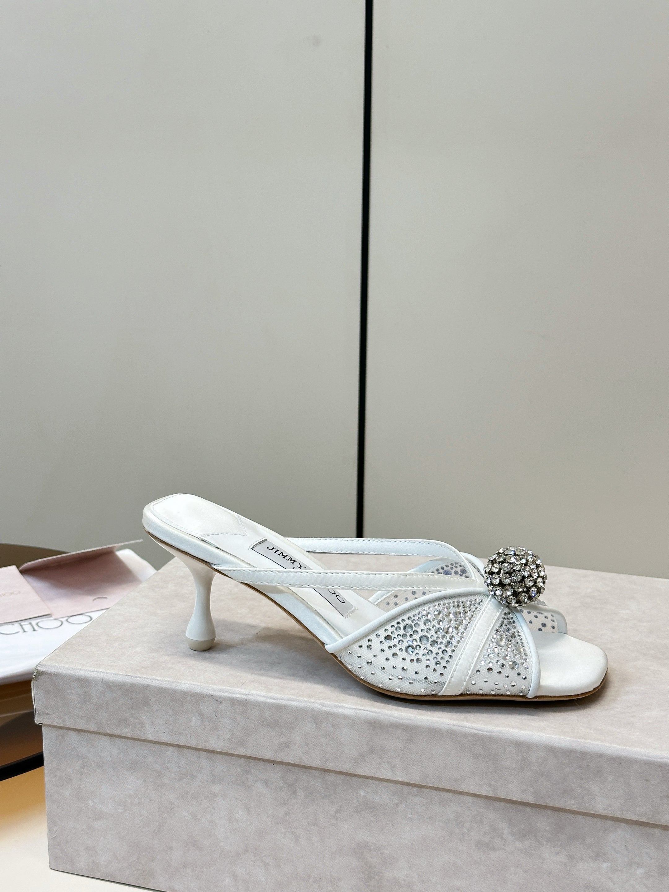 JIMMY CHOO 26S SACORA MULE 80 MM IN WHITE CRYSTAL EMBELLISHMENT