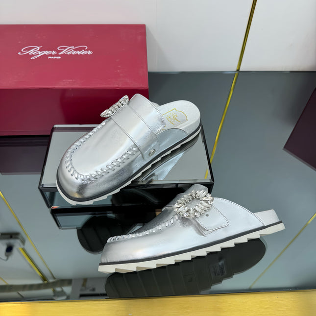 SLIDY VIV' MULES IN SILVER PATENT CALFSKIN