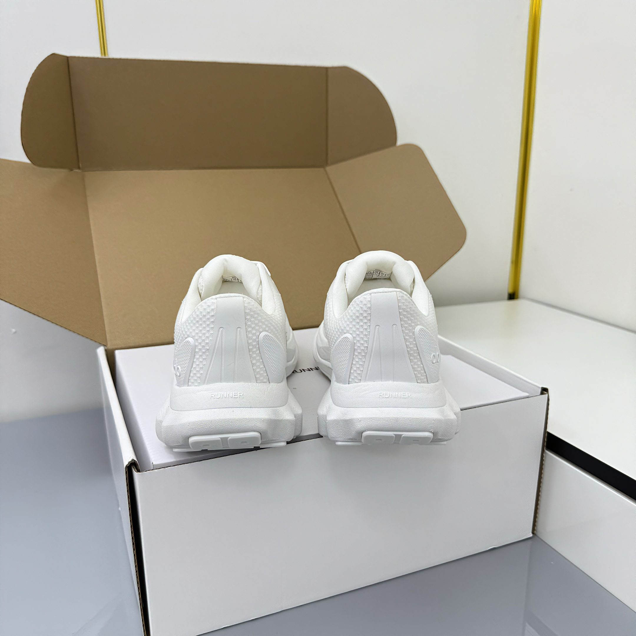 ALO 25S SNEAKER IN WHITE MESH FABRIC