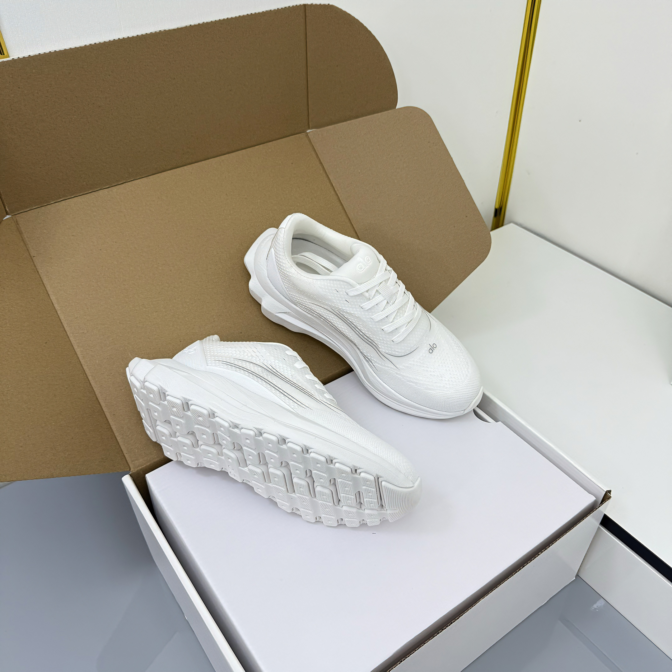 ALO 25S SNEAKER IN WHITE MESH FABRIC