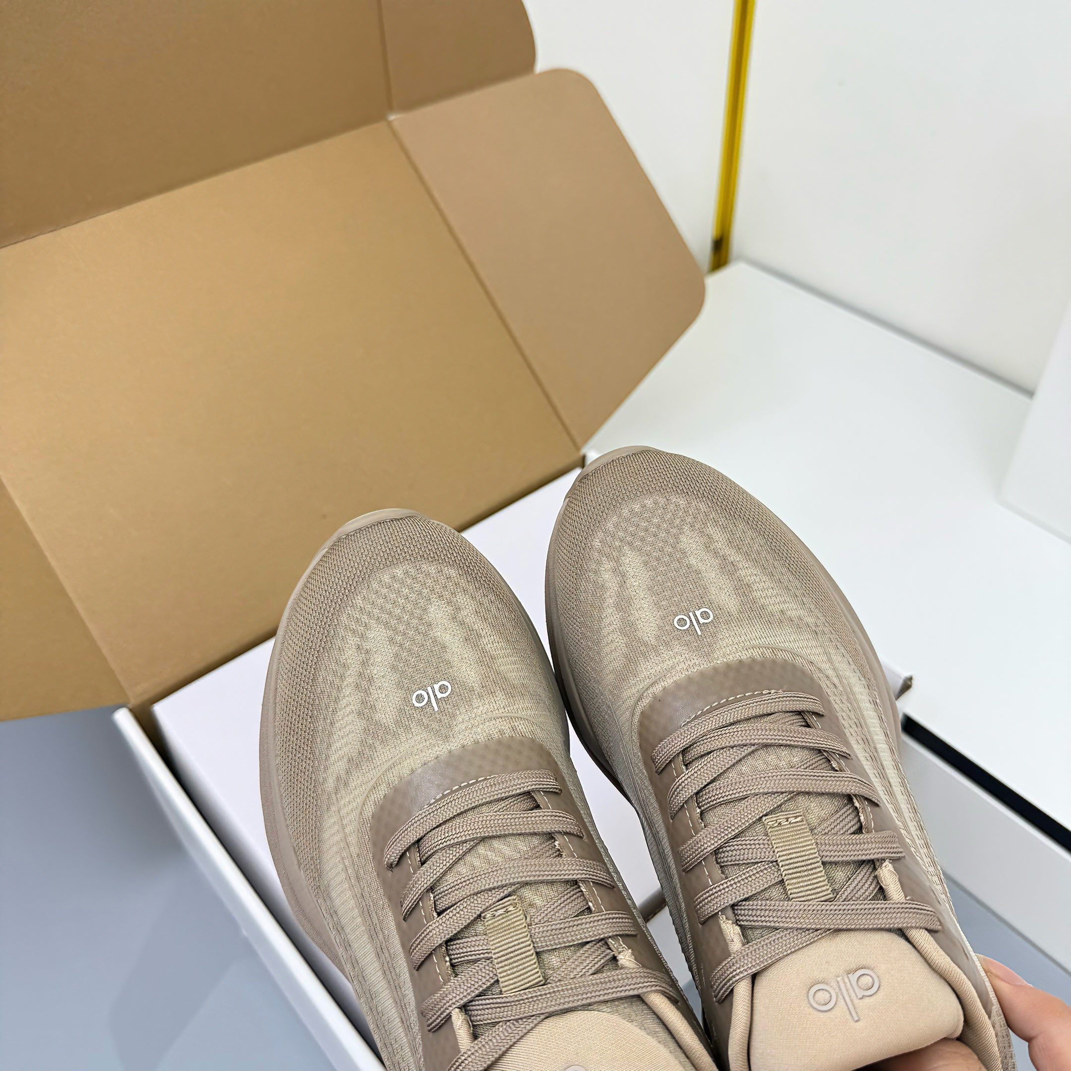 ALO 25S SNEAKER IN STONE BEIGE MESH FABRIC