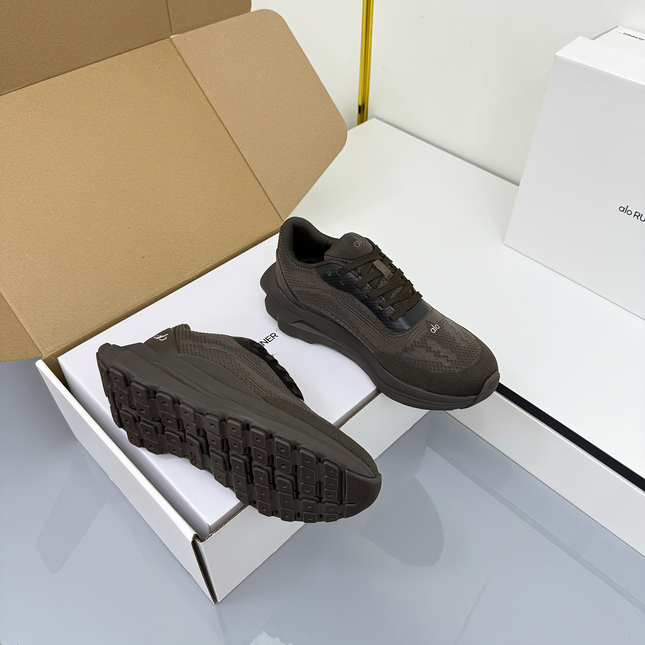 ALO 25S SNEAKER IN MOSS BROWN MESH FABRIC