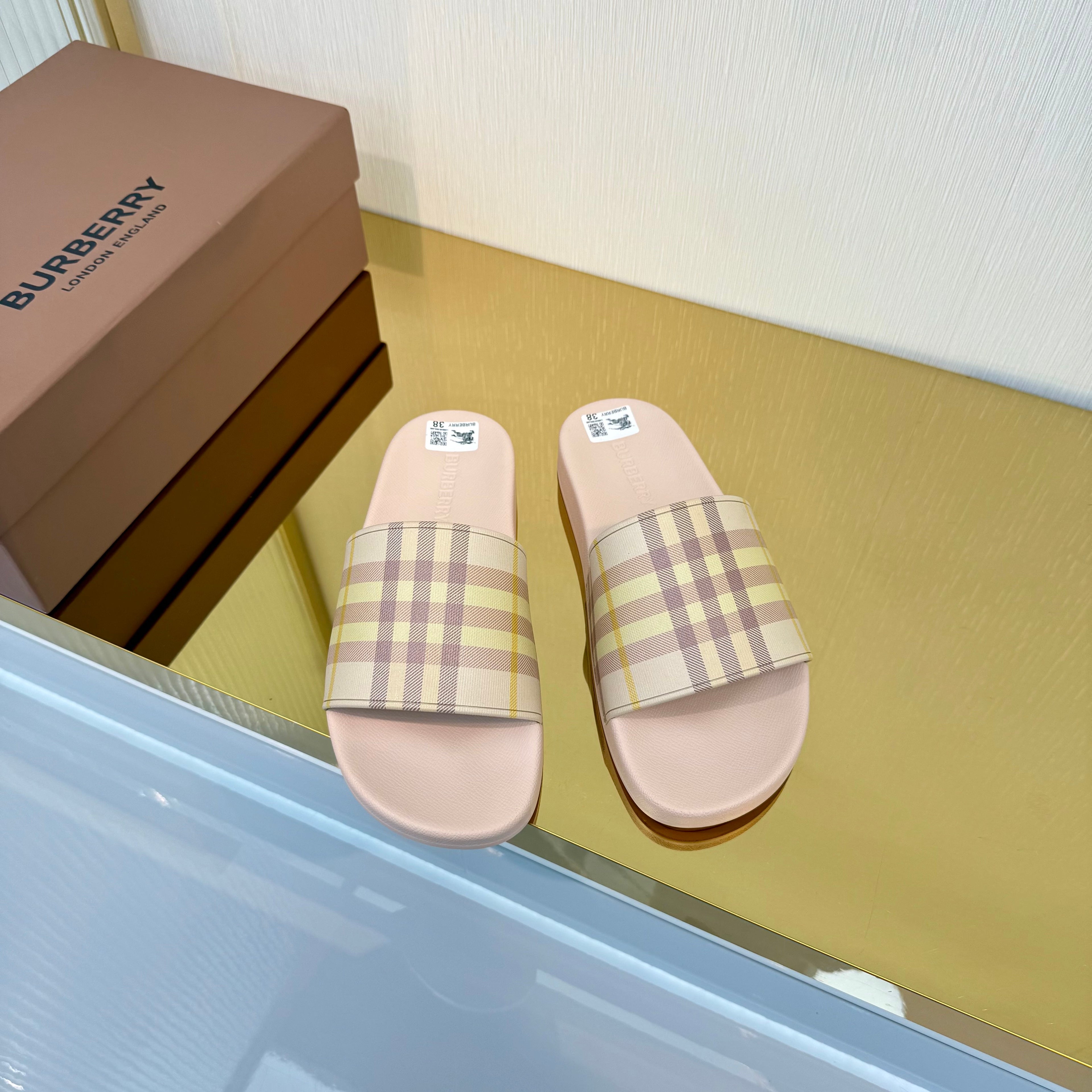 BURBERRY 26S SLIDES SANDAL IN LIGHT PINK CALFSKIN