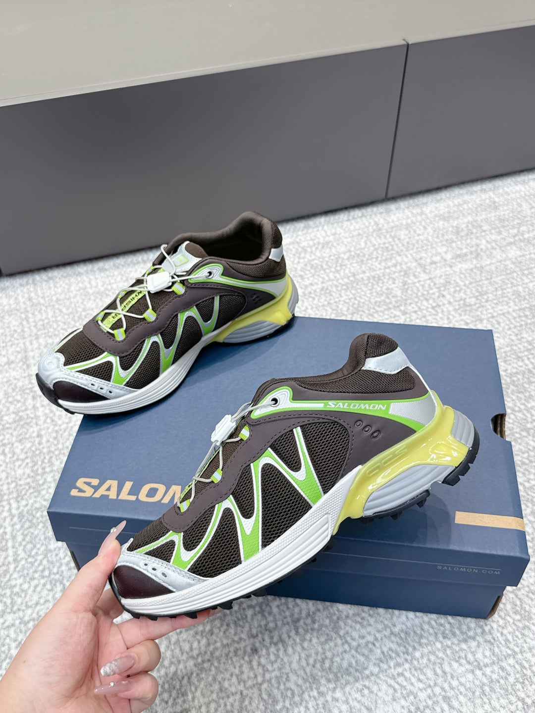 ALO 25S SALOMON XT WHISPER 40 MM IN BLACK AND GREEN MESH FABRIC