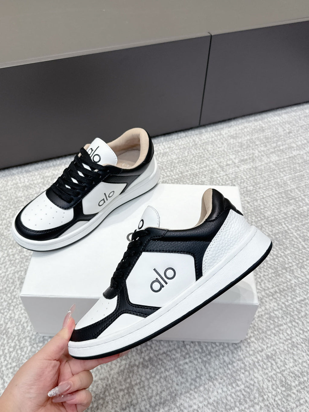 ALO 25S SNEAKER IN BLACK AND WHITE LAMBSKIN