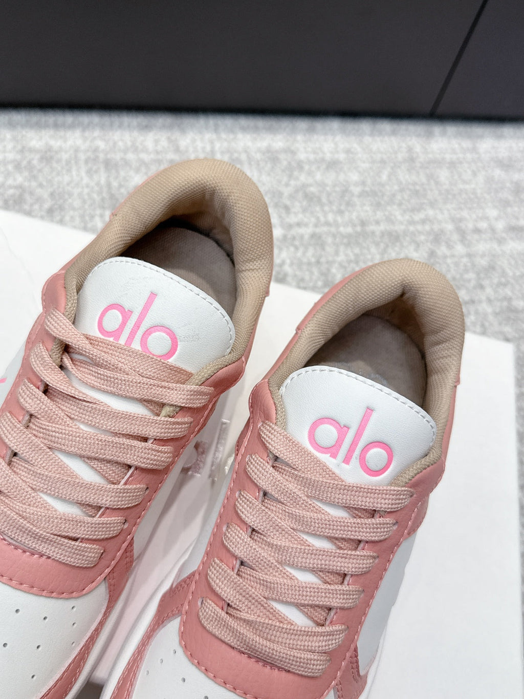 ALO 25S SNEAKER IN PINK AND WHITE LAMBSKIN