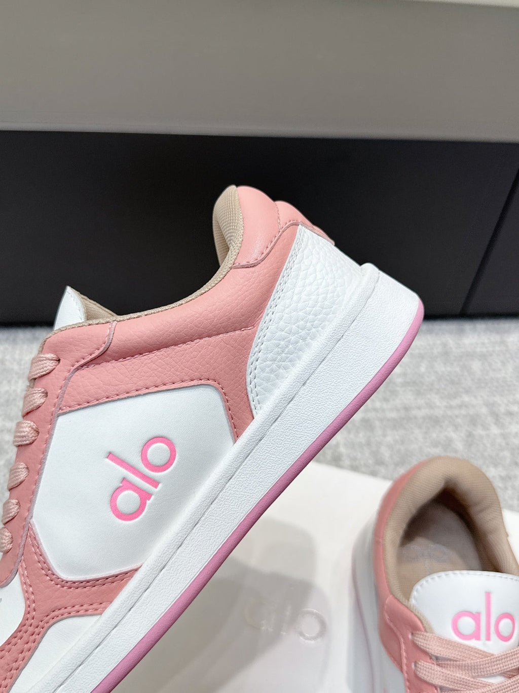 ALO 25S SNEAKER IN PINK AND WHITE LAMBSKIN