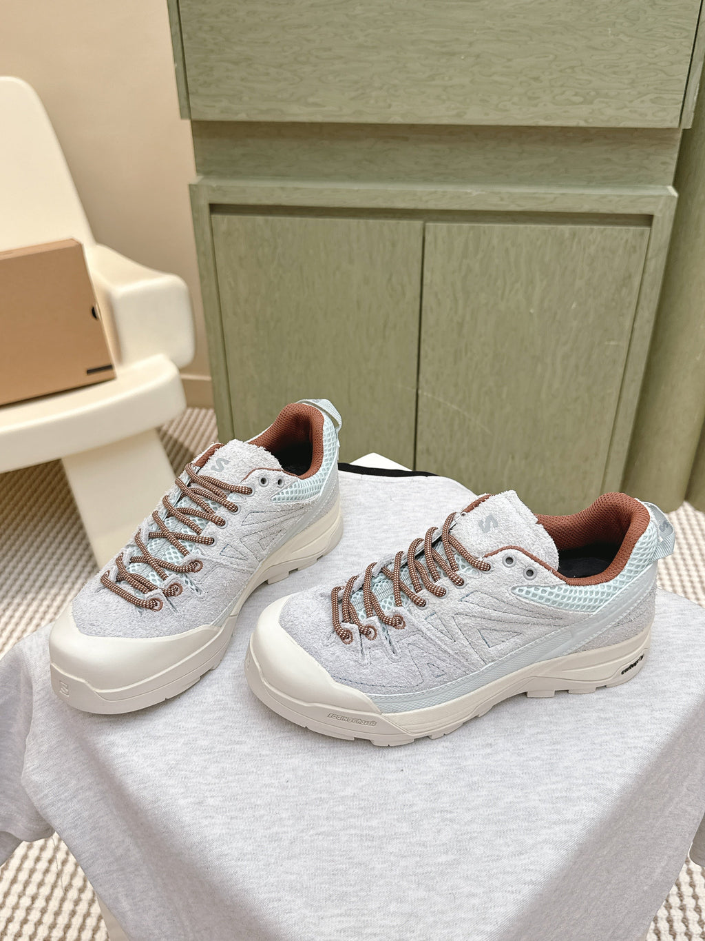 ALO 25S SALOMON X-ALP LTR SNEAKER IN SKY BLUE AND LIGHT GREY SUEDE