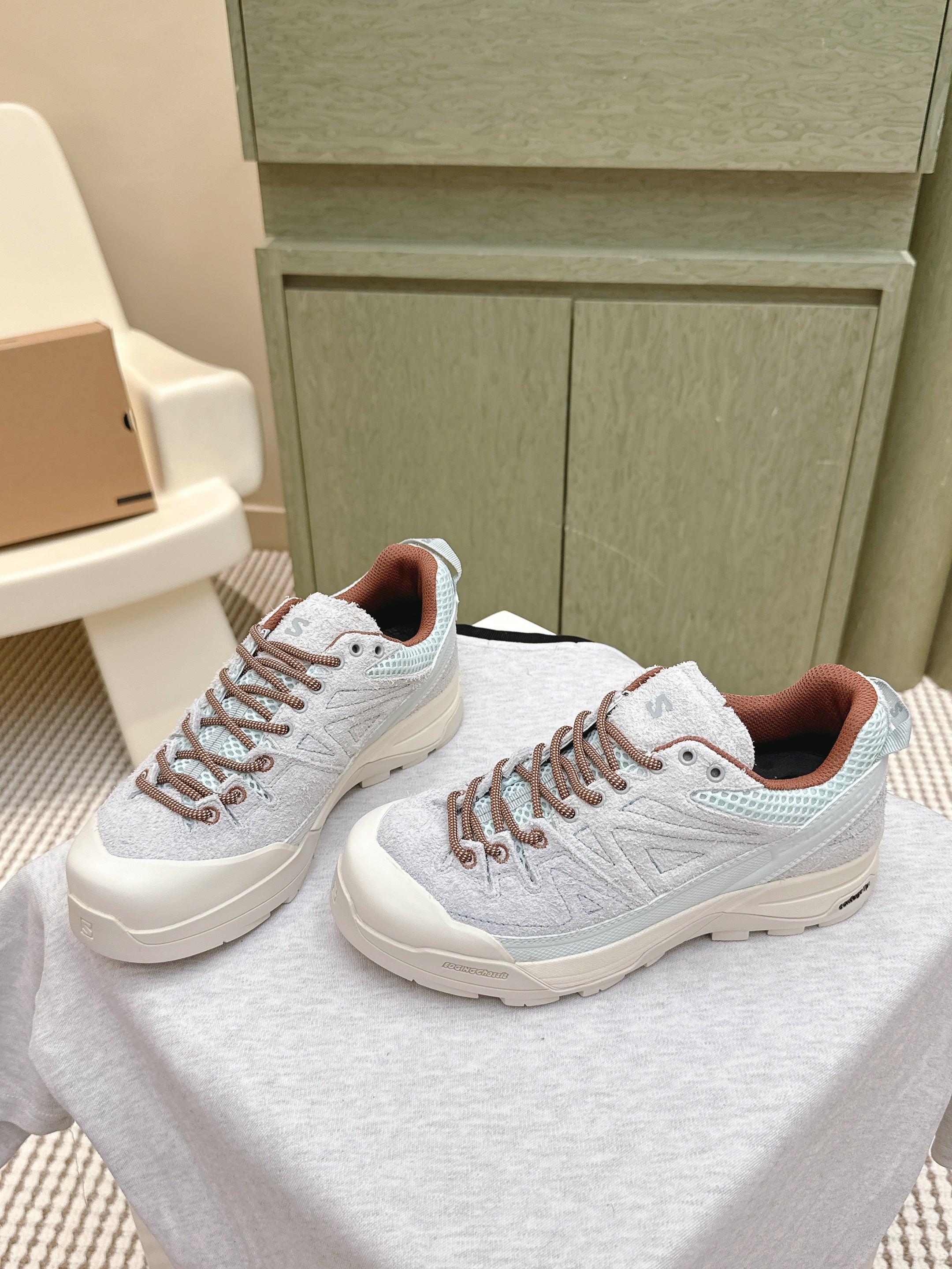 ALO 25S SALOMON X-ALP LTR SNEAKER IN SKY BLUE AND LIGHT GREY SUEDE