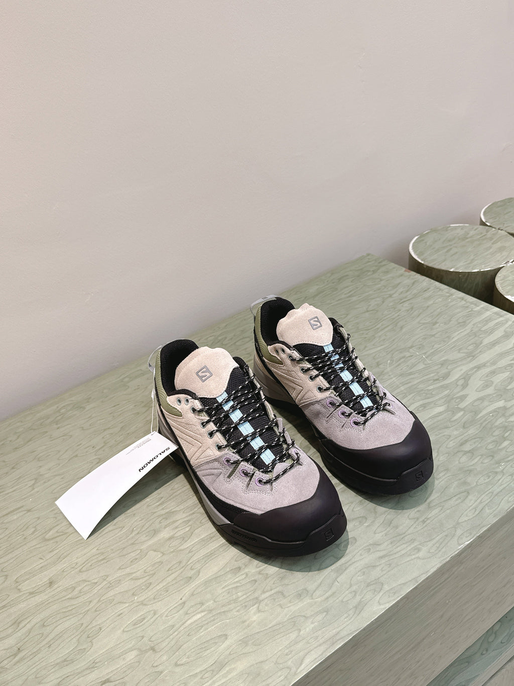 ALO 25S SALOMON X-ALP LTR SNEAKER IN BEIGE AND GREY SUEDE