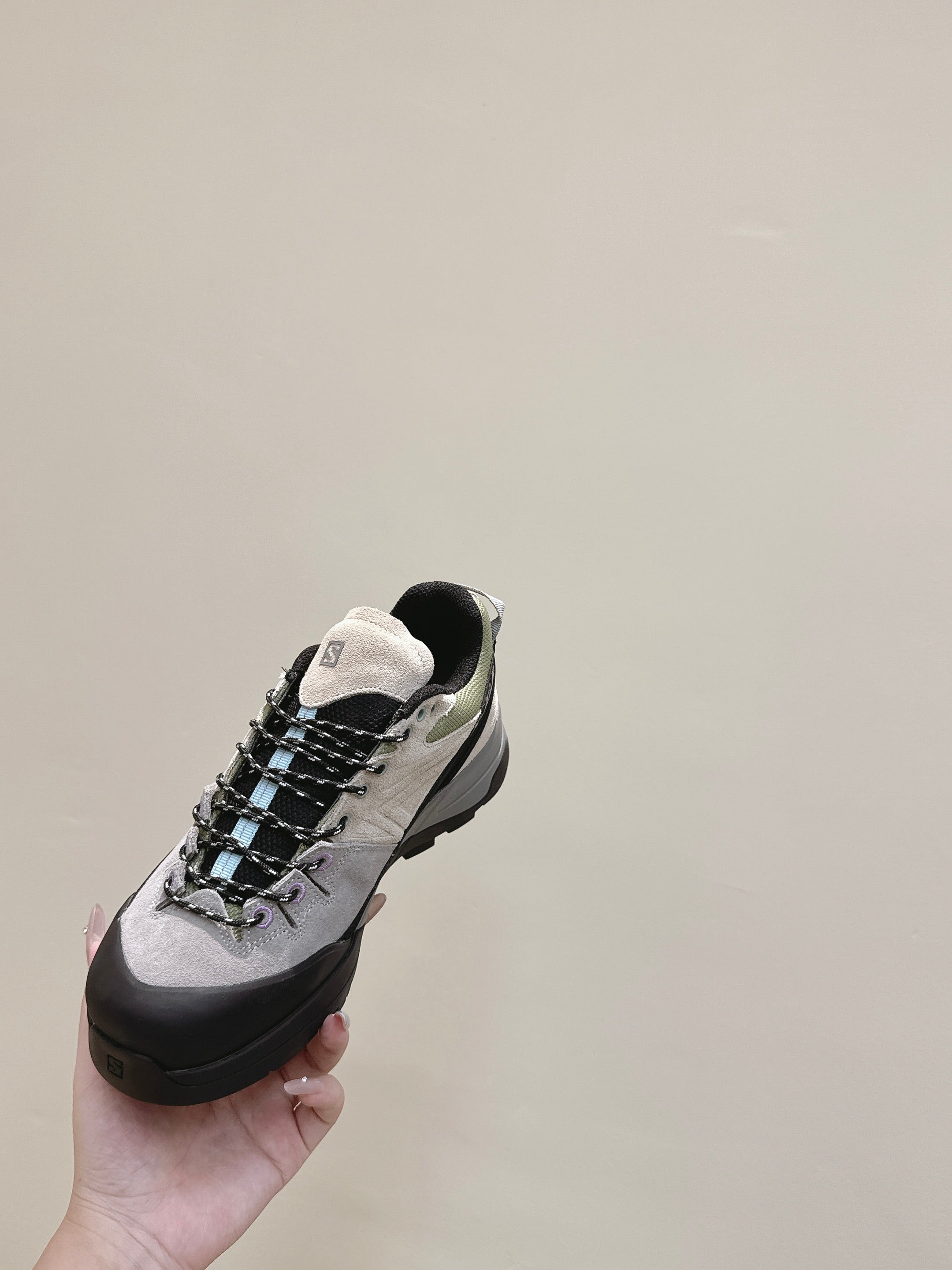 ALO 25S SALOMON X-ALP LTR SNEAKER IN BEIGE AND GREY SUEDE