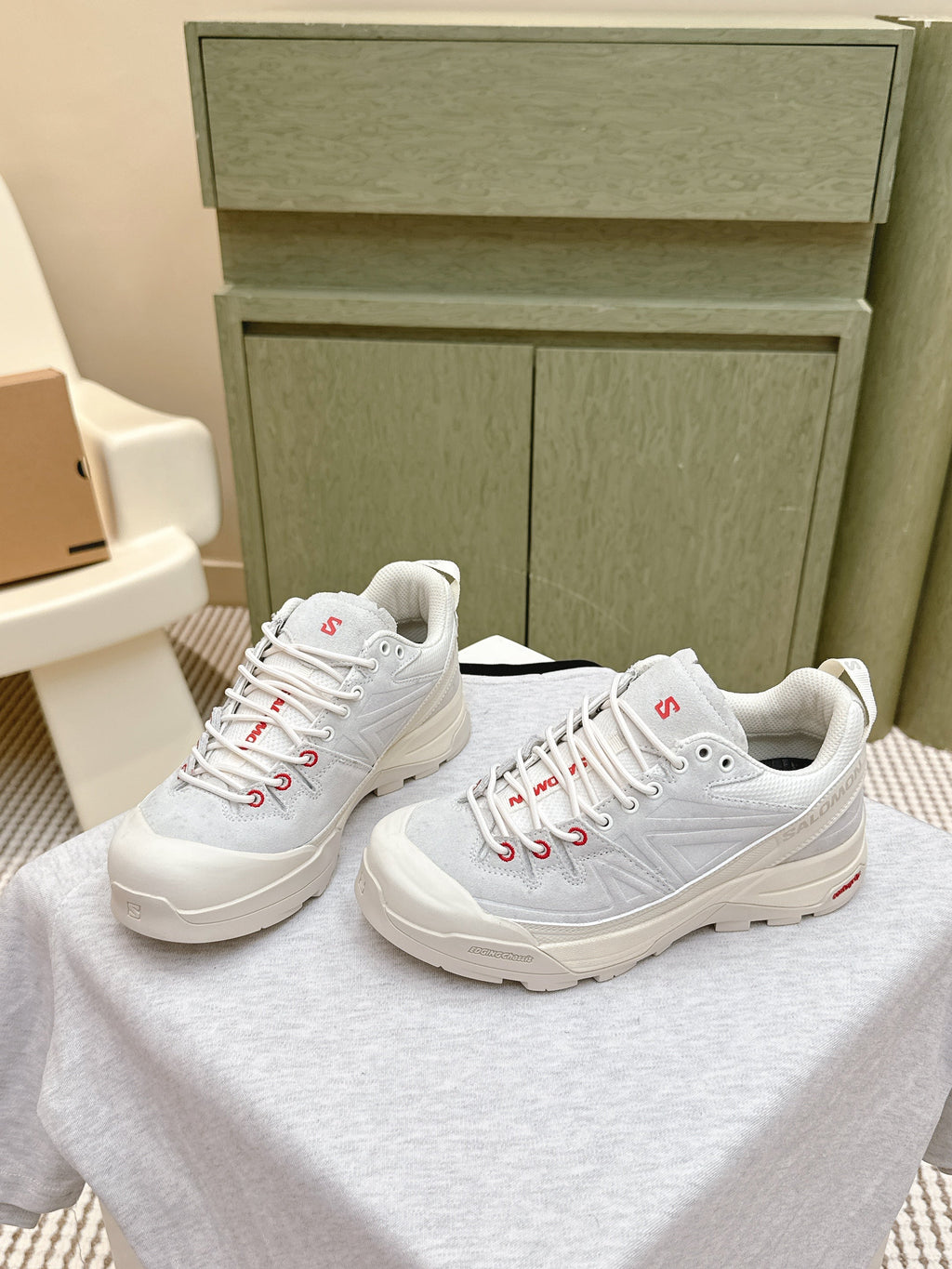 ALO 25S SALOMON X-ALP PANHUI SNEAKER IN WHITE SUEDE