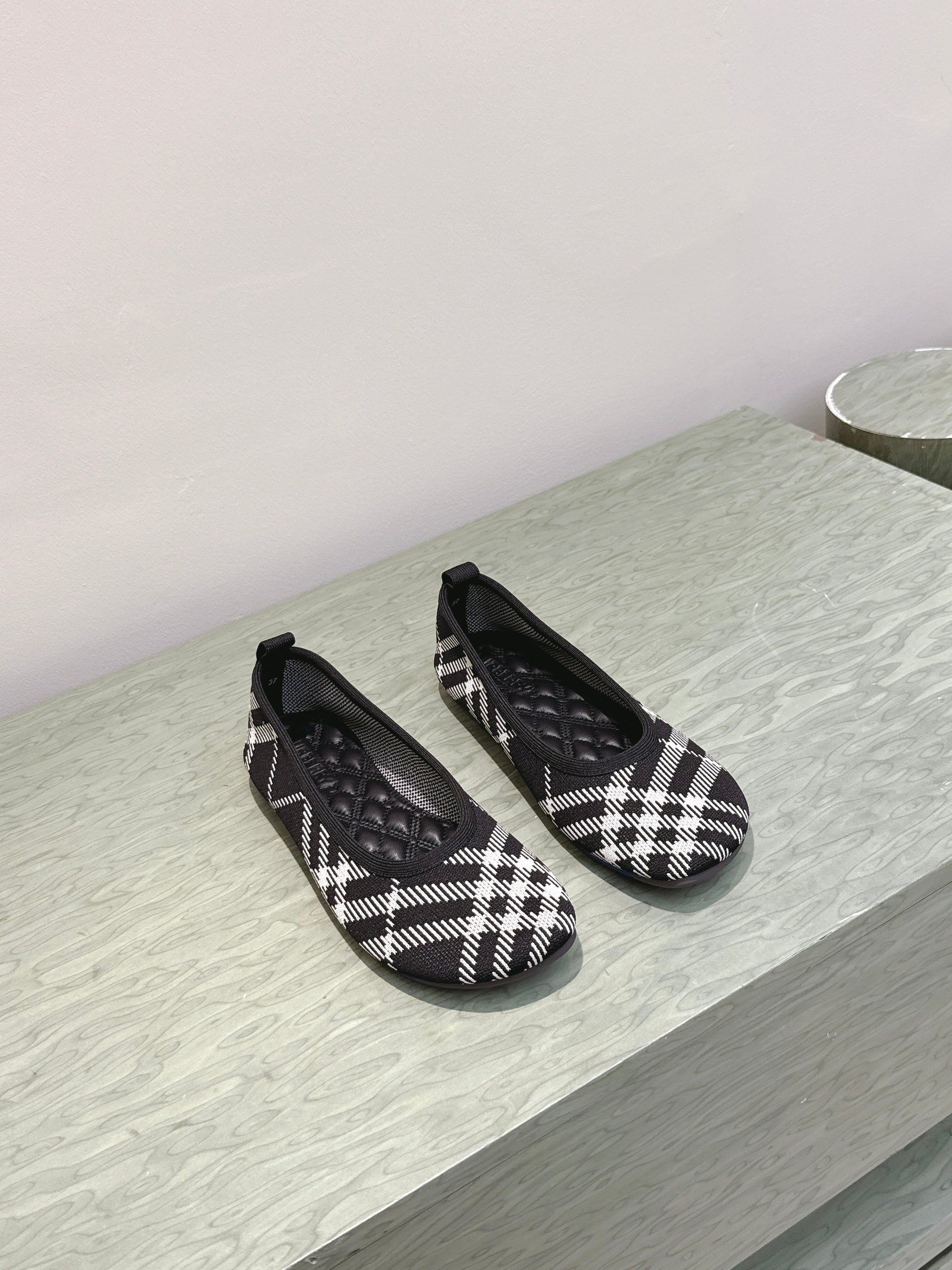BURBERRY 26S BALLET FLATS IN BLACK AND WHITE KNIT STYLE 2