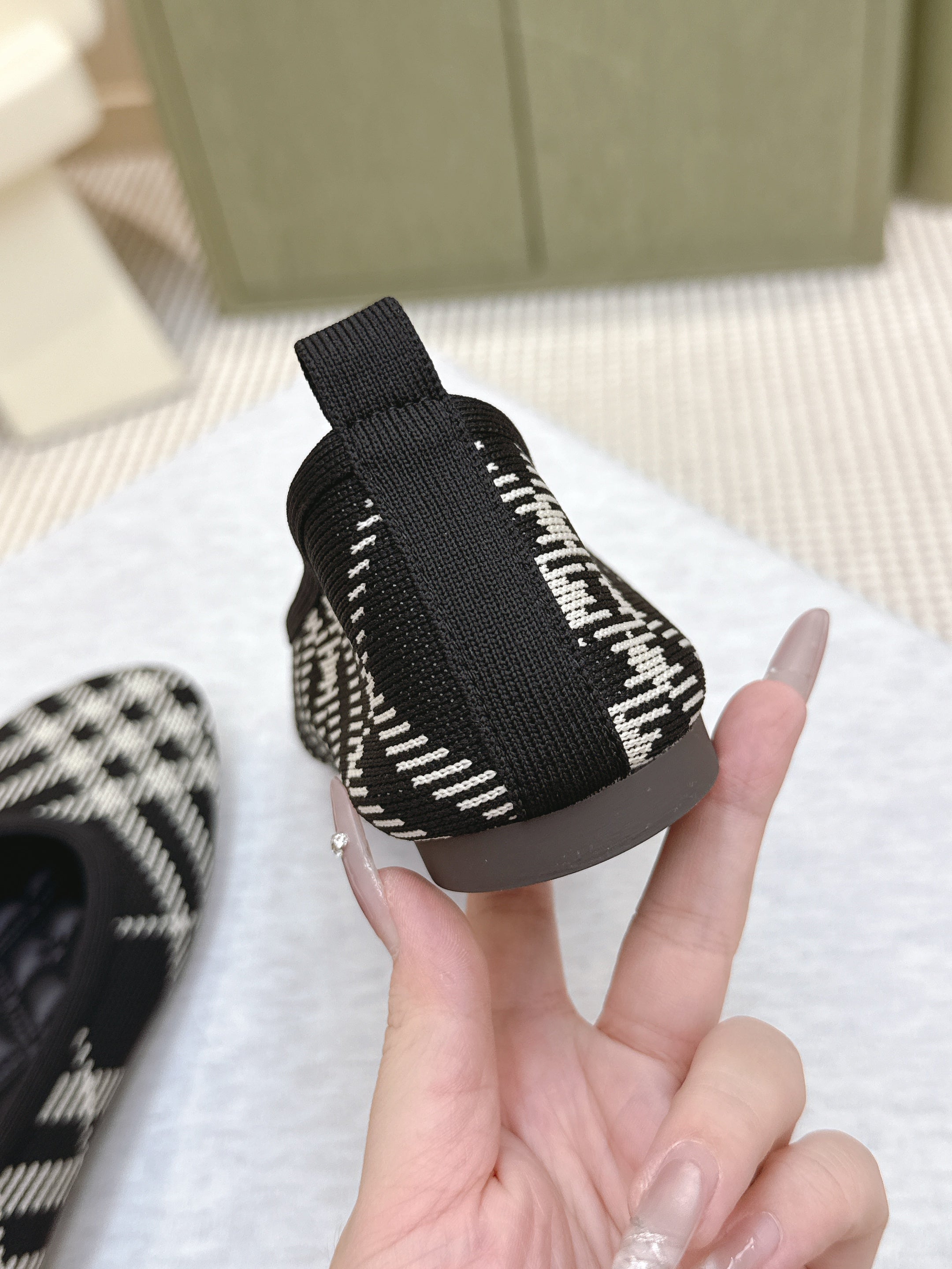 BURBERRY 26S BALLET FLATS IN BLACK AND WHITE KNIT STYLE 2