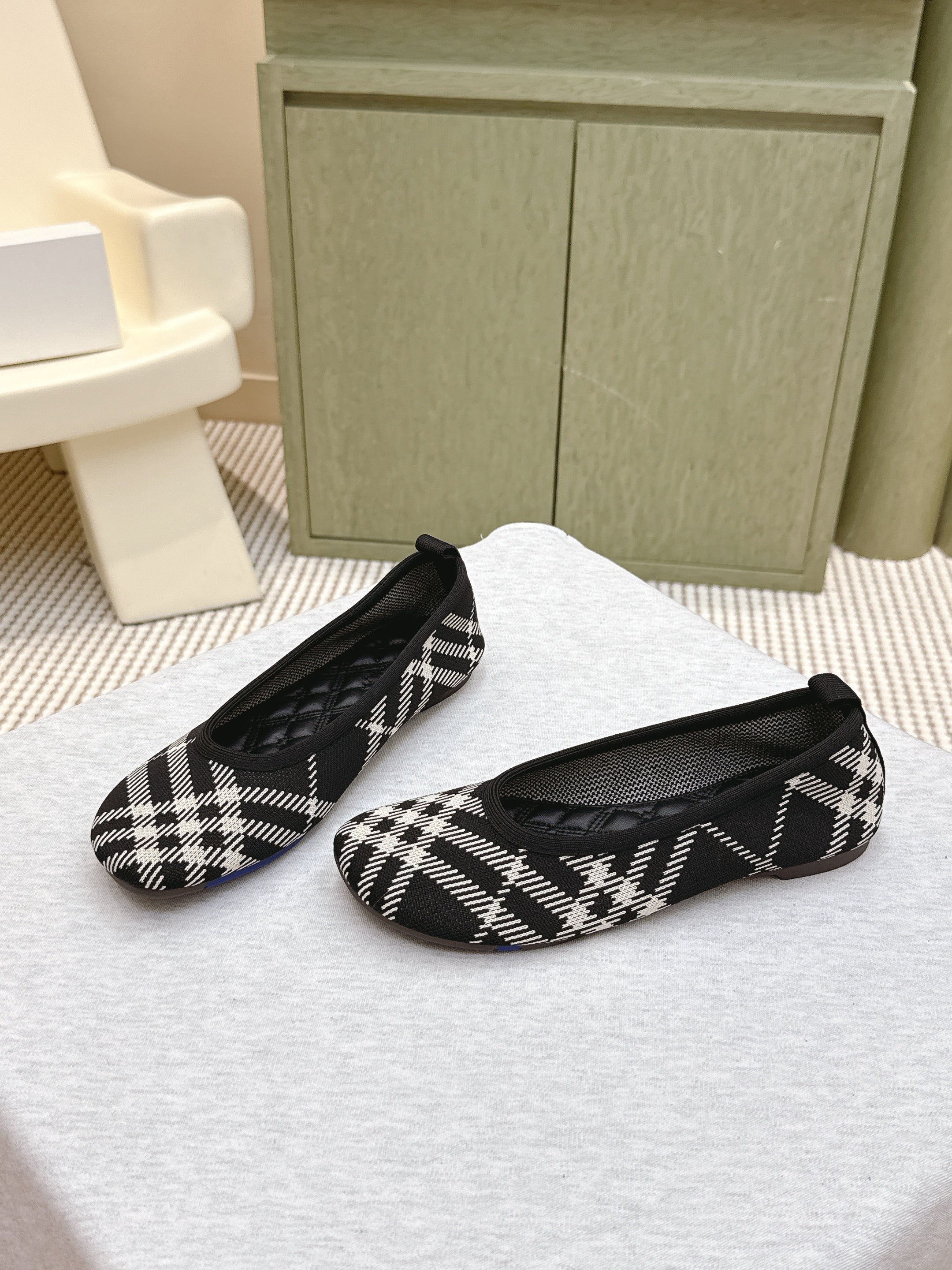 BURBERRY 26S BALLET FLATS IN BLACK AND WHITE KNIT STYLE 2