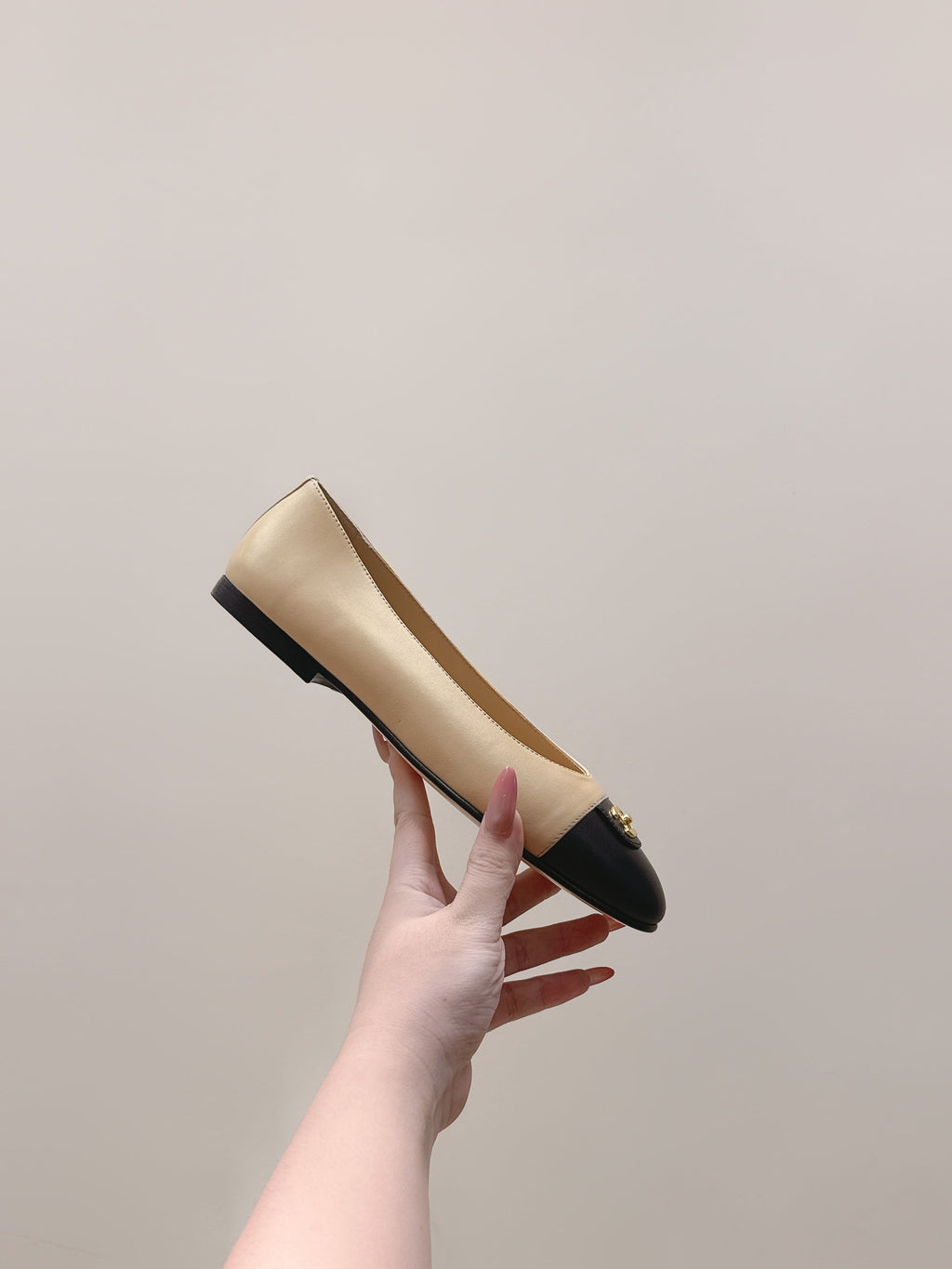 CHANEL 25S BALLET FLATS IN BEIGE CALFSKIN WITH BLACK CAP TOE GOLD HARDWARE
