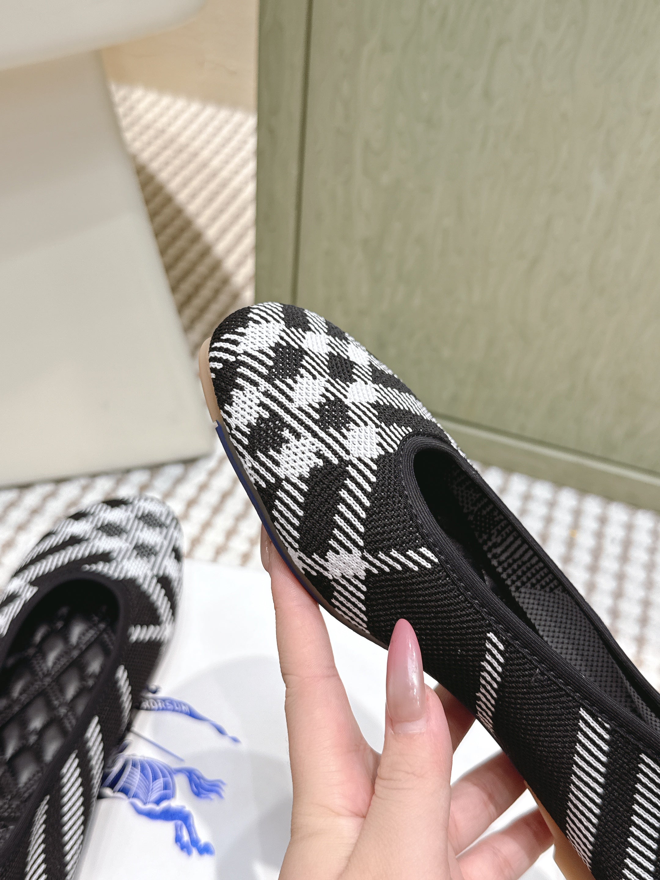 BURBERRY 26S BALLET FLATS IN BLACK AND WHITE KNIT