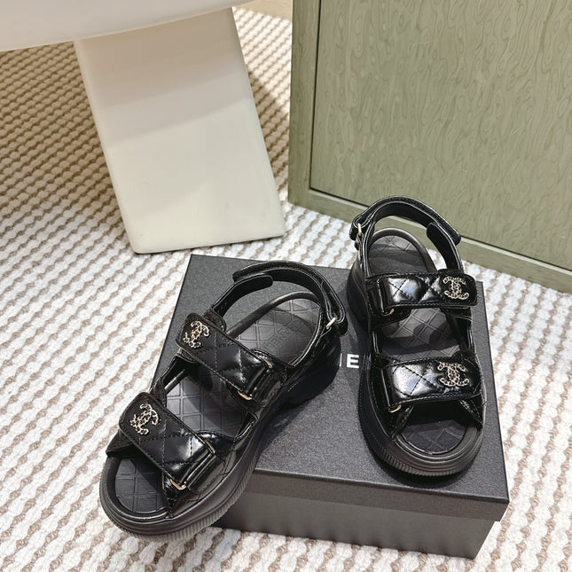 CHANEL 25S SANDALS IN BLACK PATENT CALFSKIN GOLD HARDWARE