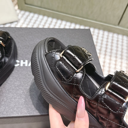 CHANEL 25S SANDALS IN BLACK PATENT CALFSKIN GOLD HARDWARE