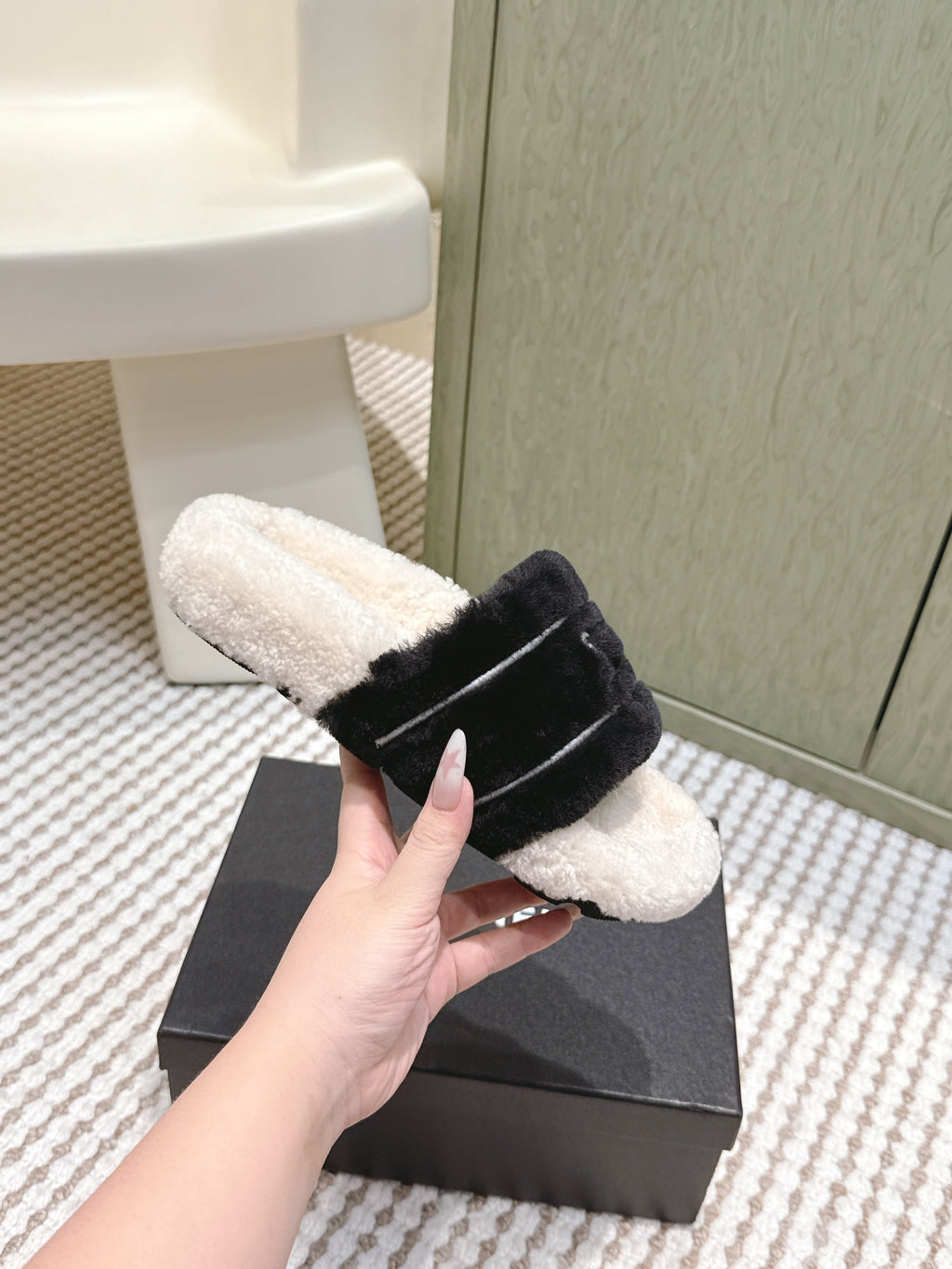 CHANEL 25S FLUFFY SLIDERS IN BEIGE AND BLACK