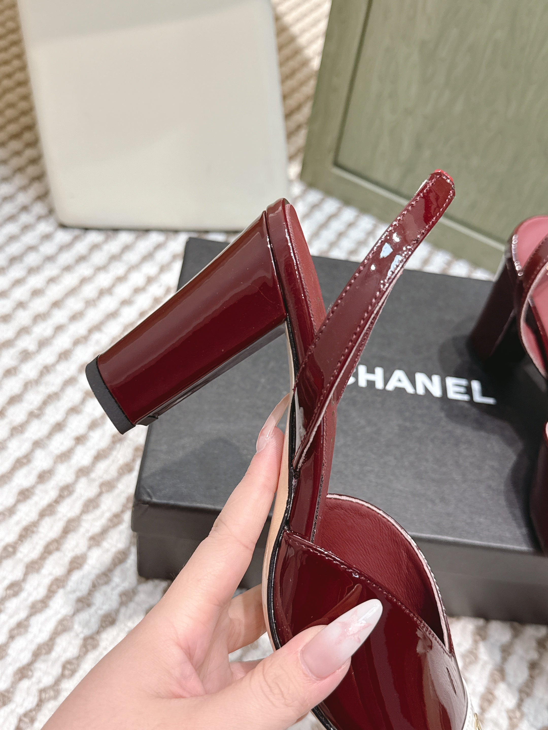 CHANEL 25S HIGH-HEELED SQUARE-TOE SLINGBACK 90MM IN DARK RED AND WHITE CALFSKIN