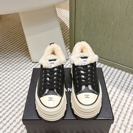 CHANEL 25S THICK-SOLE SNEAKERS 60MM IN BLACK AND BEIGE CALFSKIN WITH FUR LINING