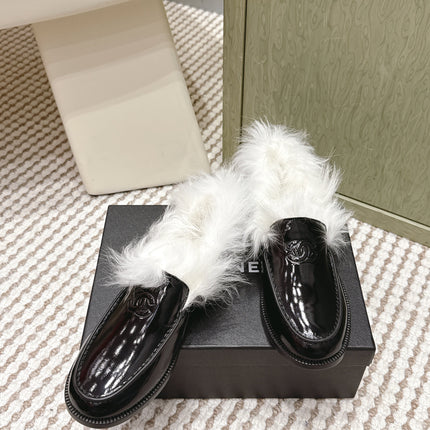 CHANEL 25S LOAFERS MOCCASIN IN BLACK GLOSSY CALFSKIN WITH WHITE MINK FUR LINING