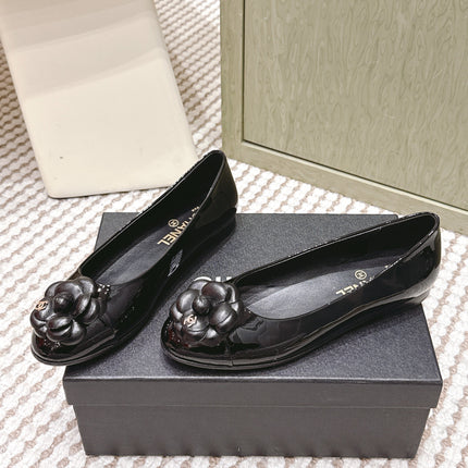 CHANEL 25S BALLET FLAT ROUND TOE IN BLACK PATENT SHEEPSKIN WITH CAMELLIA