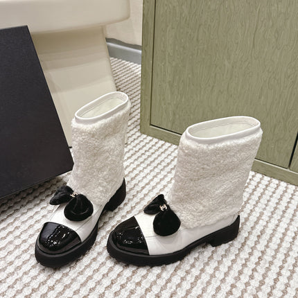 CHANEL 25S ANKLE BOOTS IN WHITE SHEARLING LAMBSKIN AND BLACK PATENT CALFSKIN