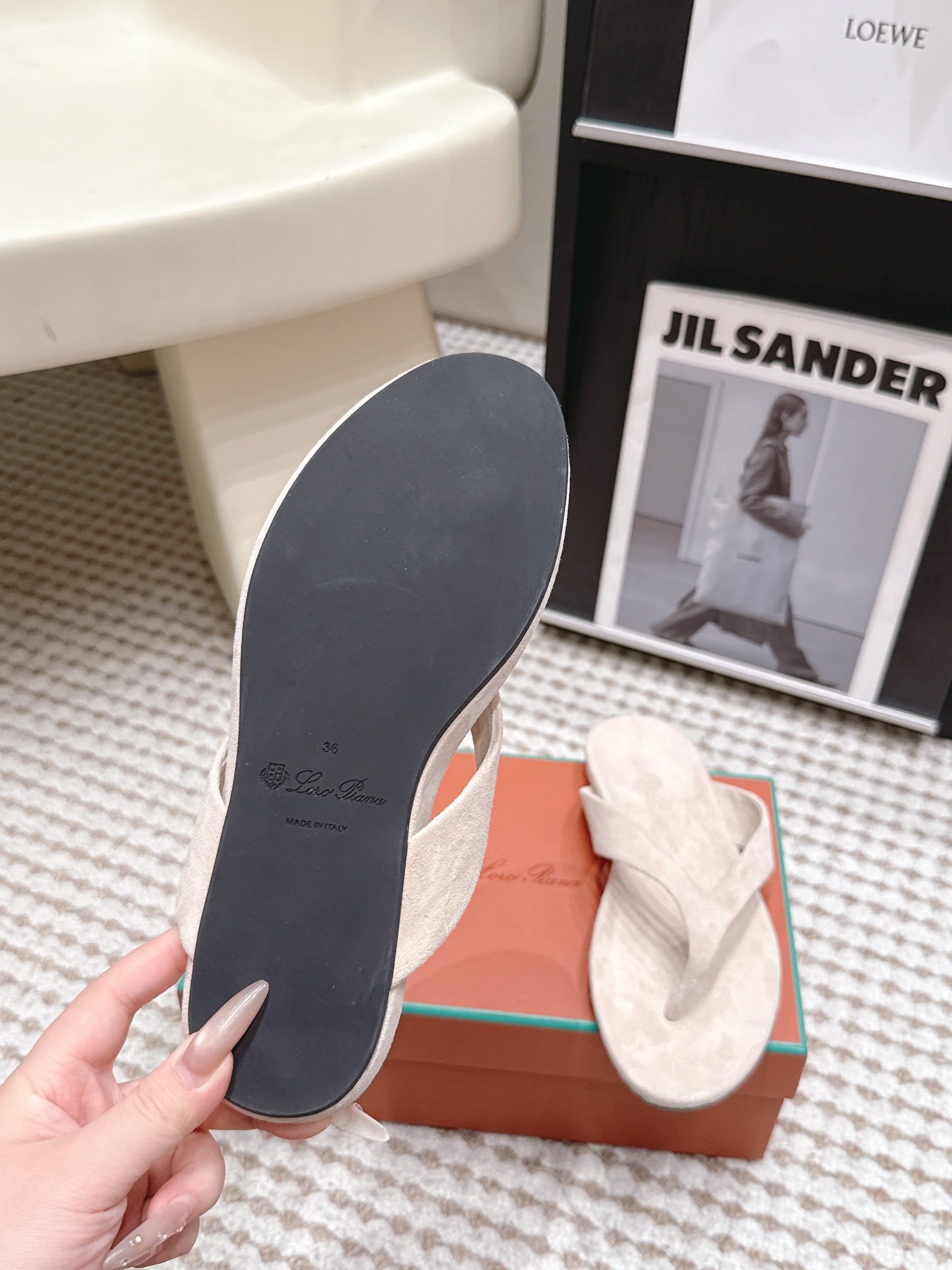 LP 26S THONG SANDALS IN LIGHT BEIGE SUEDE
