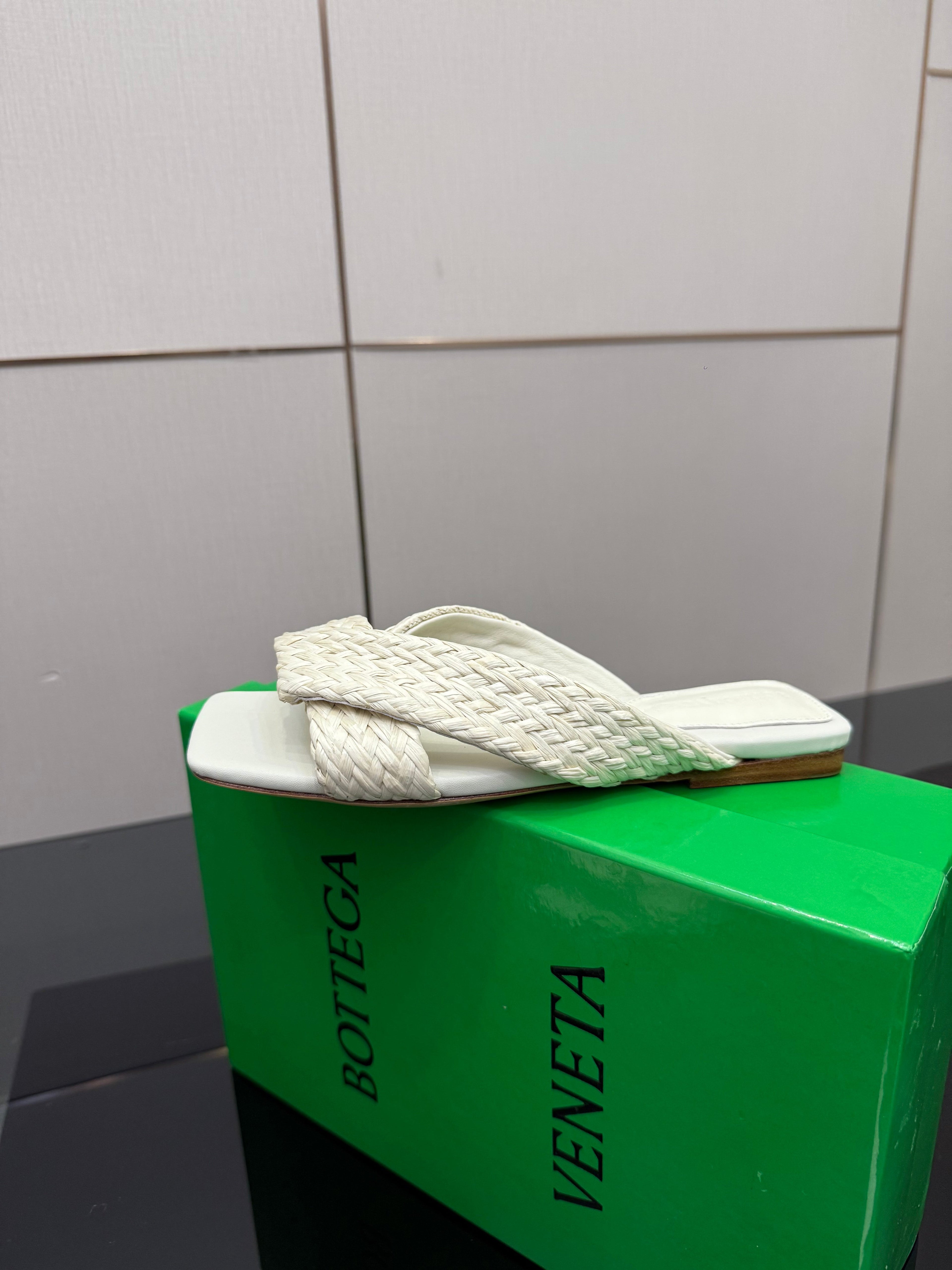 BOTTEGA VENETA 26S SANDALS IN WHITE CALFSKIN AND RAFFIA