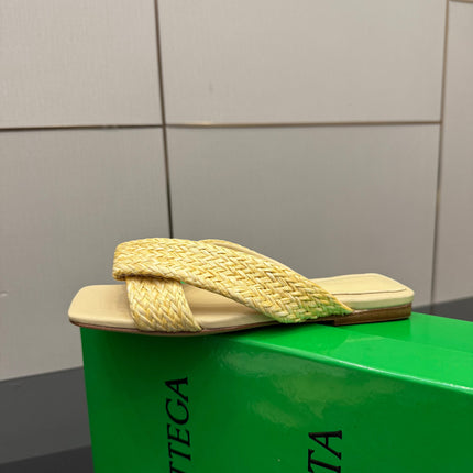 BOTTEGA VENETA 26S SANDALS IN LIGHT YELLOW CALFSKIN AND RAFFIA