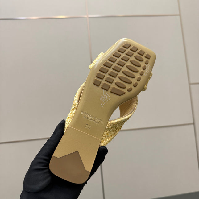 BOTTEGA VENETA 26S SANDALS IN LIGHT YELLOW CALFSKIN AND RAFFIA