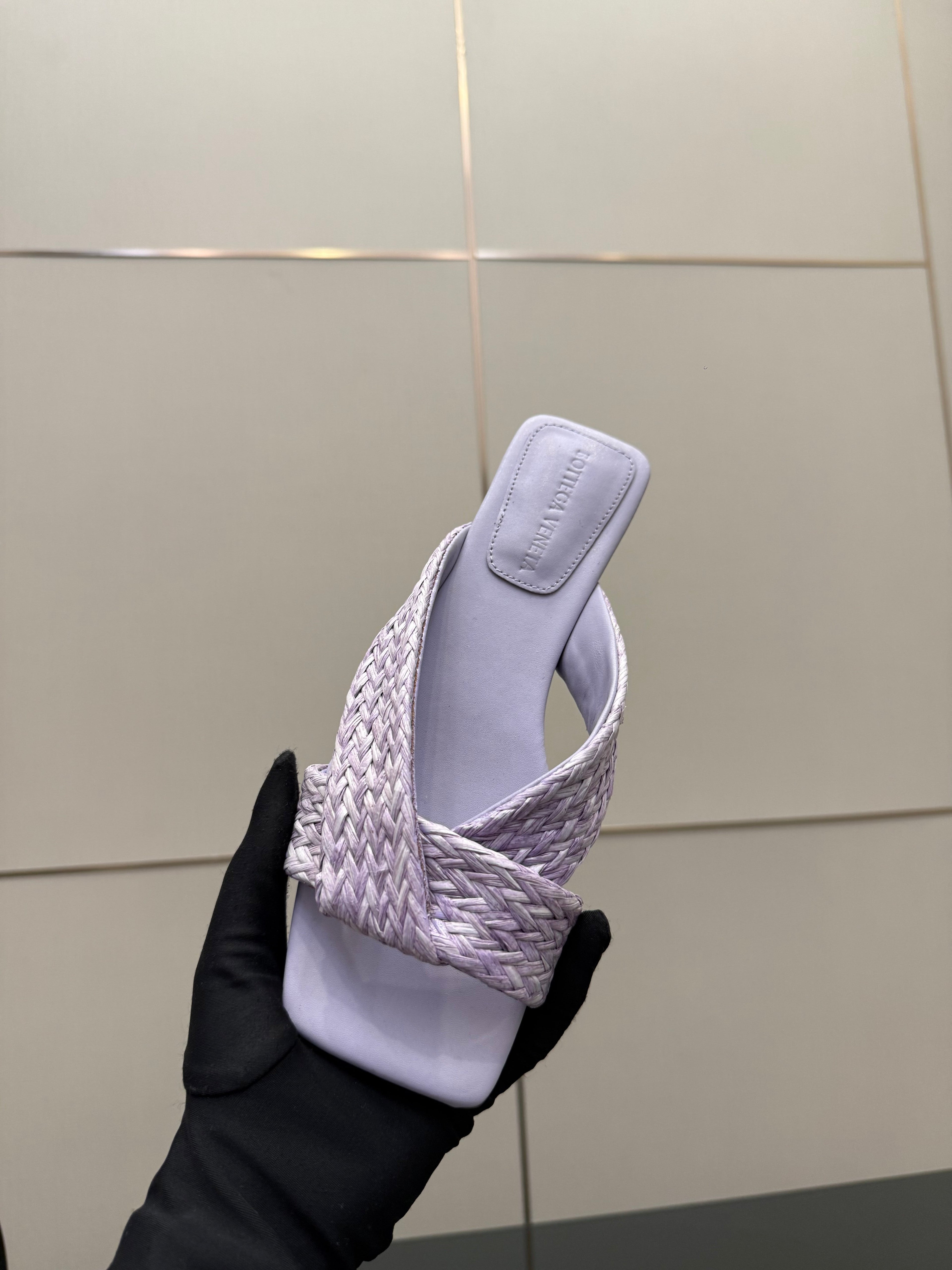 BOTTEGA VENETA 26S SANDALS IN LIGHT PURPLE CALFSKIN AND RAFFIA