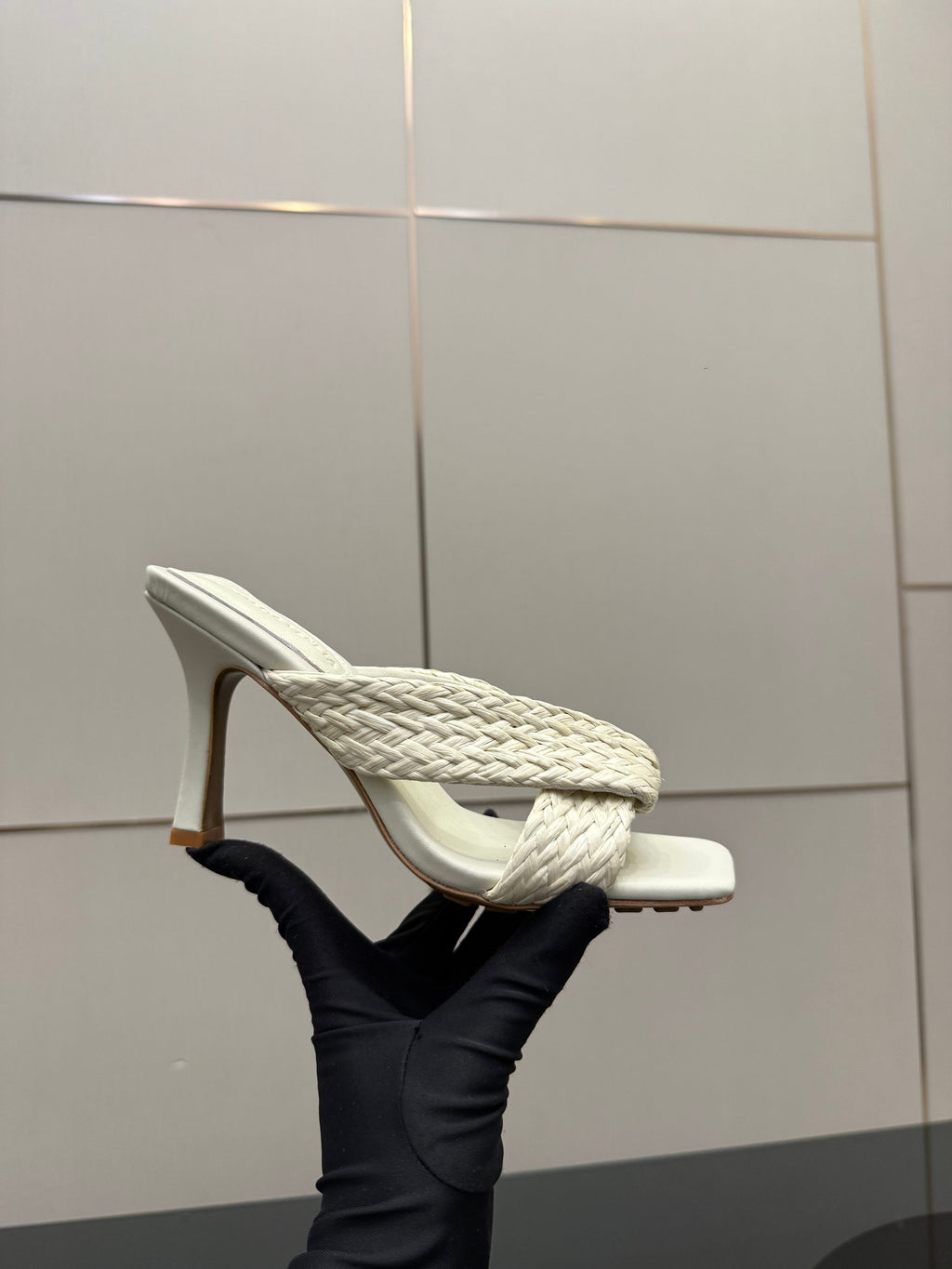 BOTTEGA VENETA 26S HEELED SANDALS 95 MM IN CREAM WHITE CALFSKIN AND RAFFIA