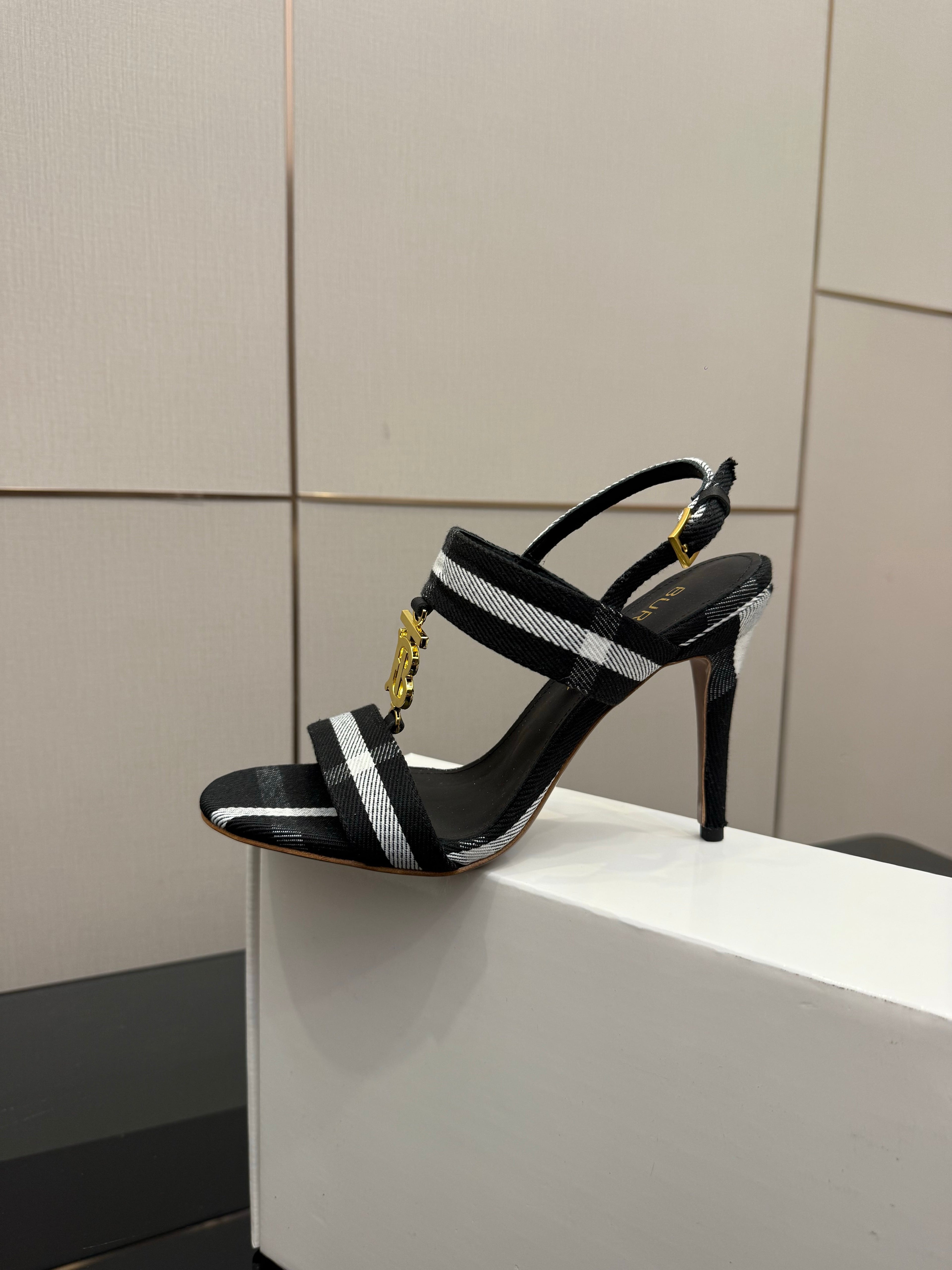 BURBERRY 26S HIGH-HEELED SANDALS 100 MM IN BLACK AND WHITE STRIPES FABRIC