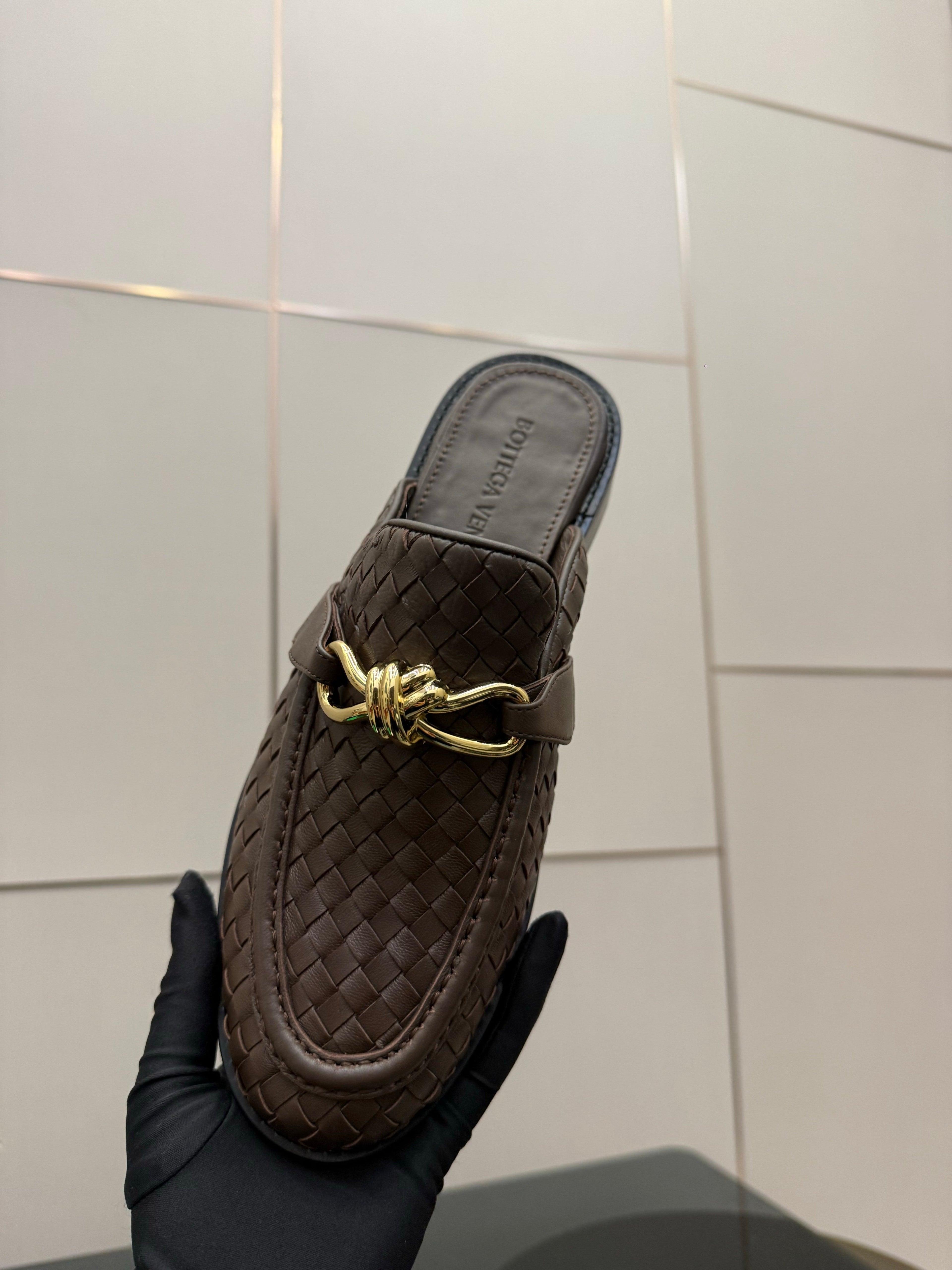 BOTTEGA VENETA 26S BACKLESS LOAFERS IN BROWN TECHNICAL WOVEN CALFSKIN