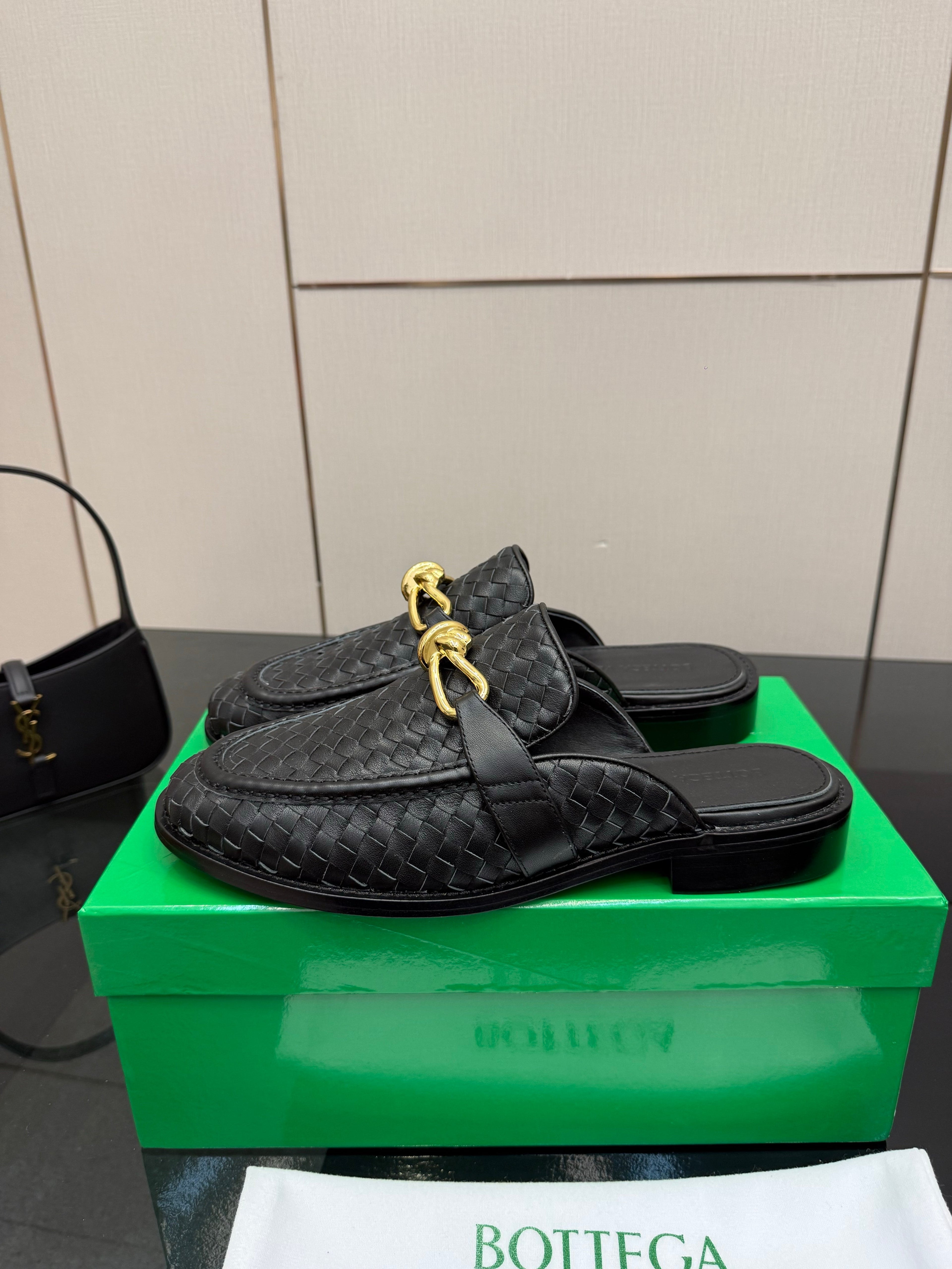 BOTTEGA VENETA 26S BACKLESS LOAFERS IN BLACK TECHNICAL WOVEN CALFSKIN