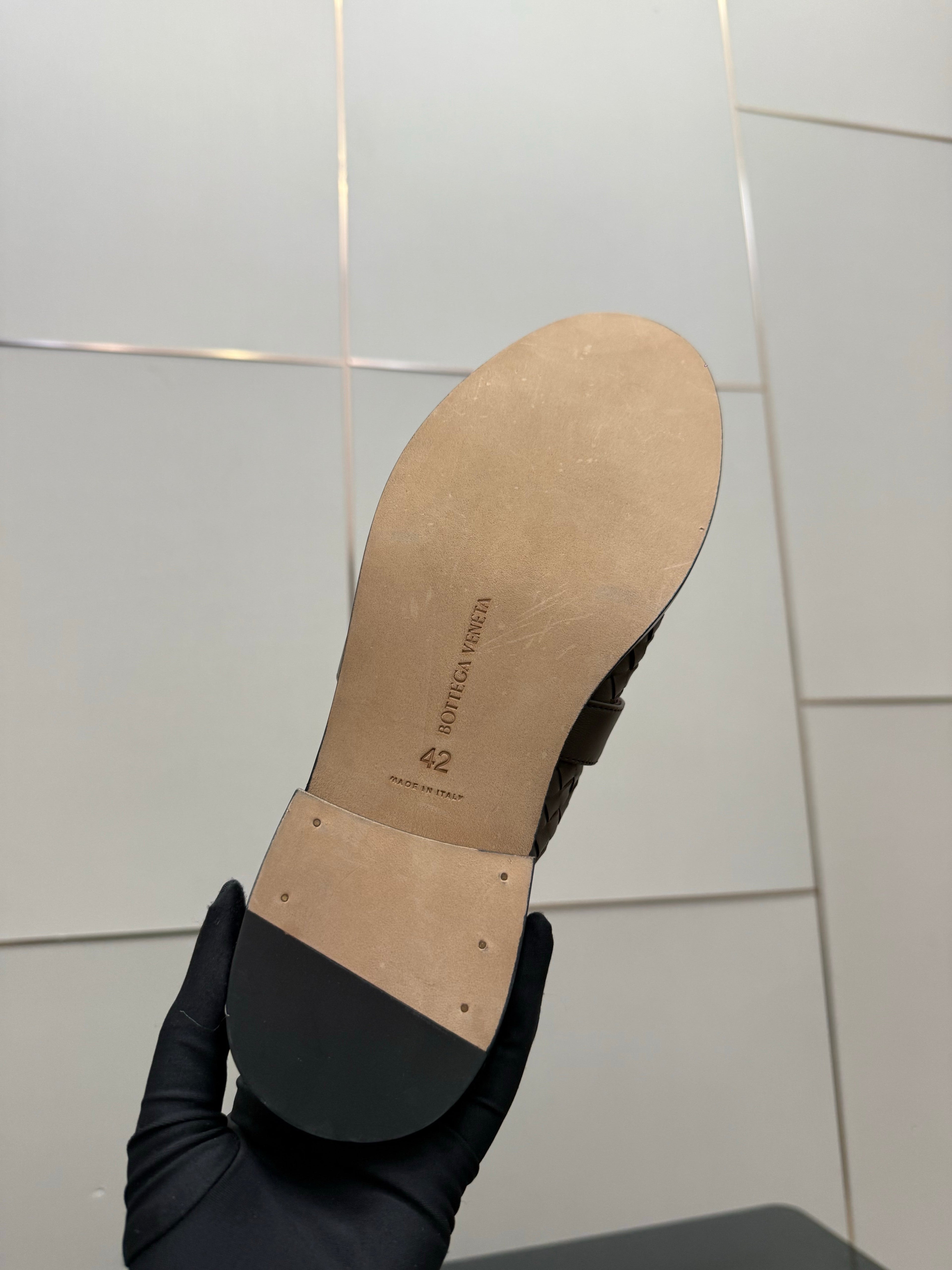 BOTTEGA VENETA 26S BACKLESS LOAFERS IN BROWN TECHNICAL WOVEN CALFSKIN STYLE 1