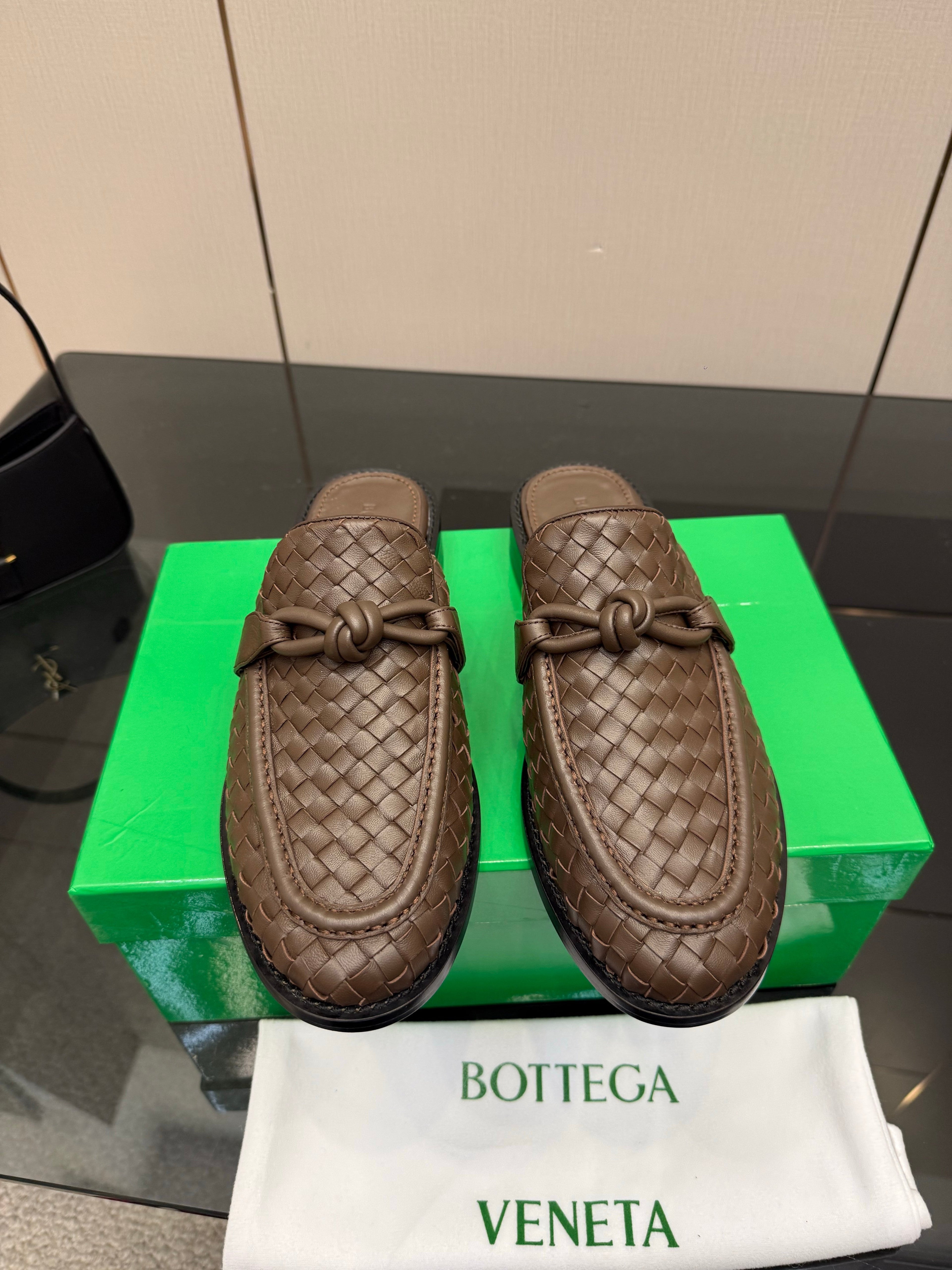 BOTTEGA VENETA 26S BACKLESS LOAFERS IN BROWN TECHNICAL WOVEN CALFSKIN STYLE 1
