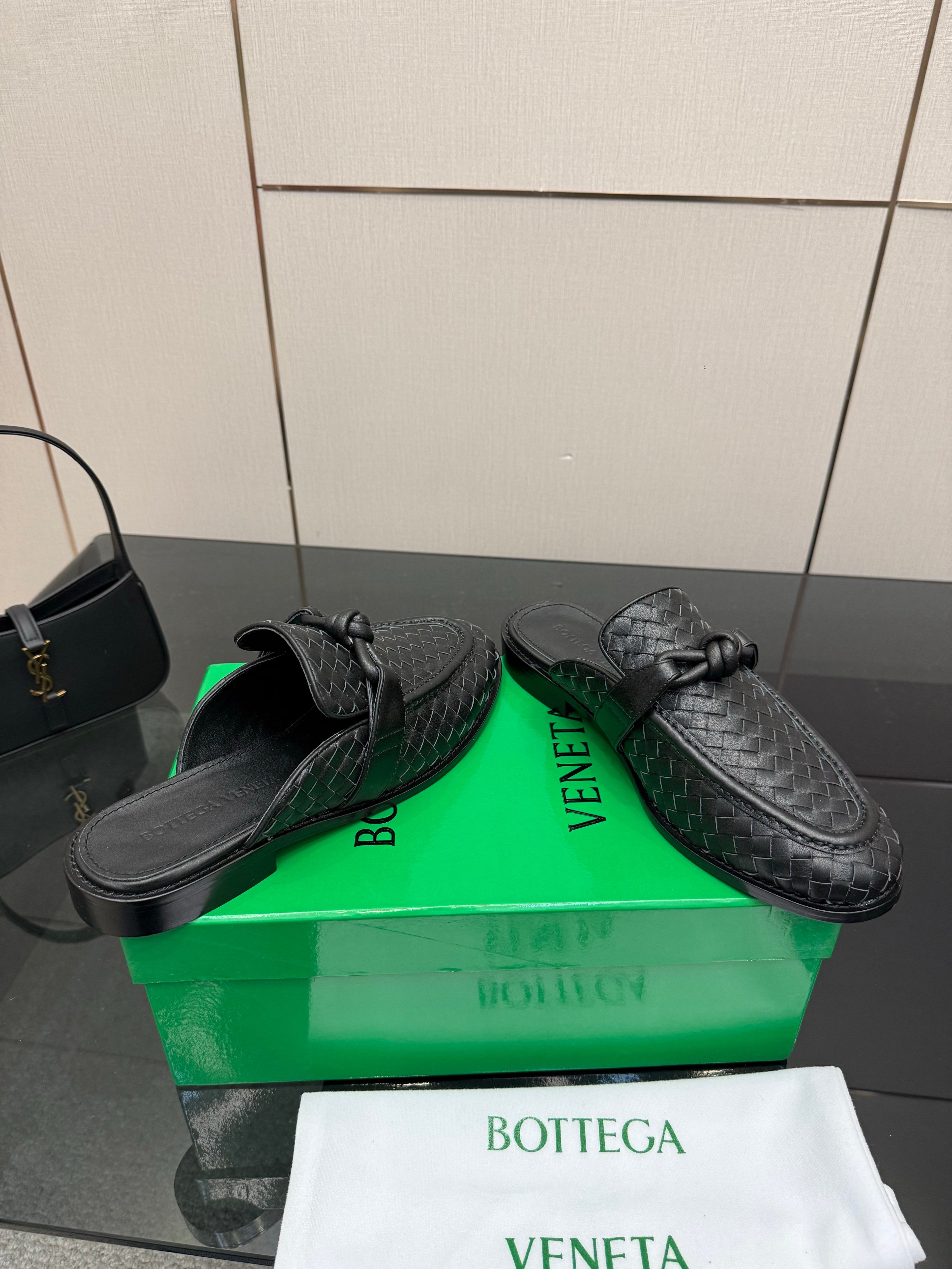 BOTTEGA VENETA 26S BACKLESS LOAFERS IN BLACK TECHNICAL WOVEN CALFSKIN STYLE 2
