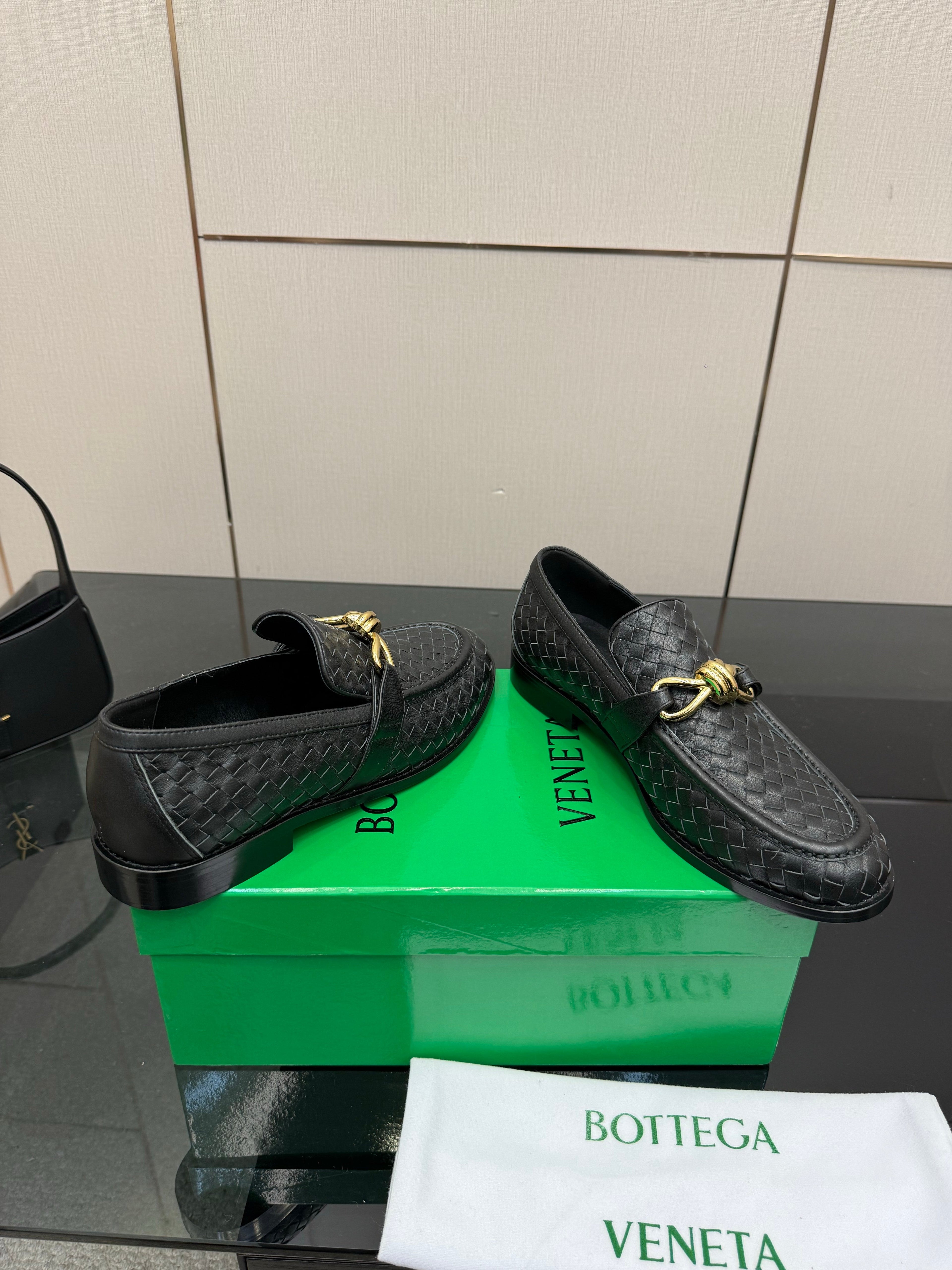 BOTTEGA VENETA 26S LOAFERS IN BLACK TECHNICAL WOVEN CALFSKIN STYLE 4