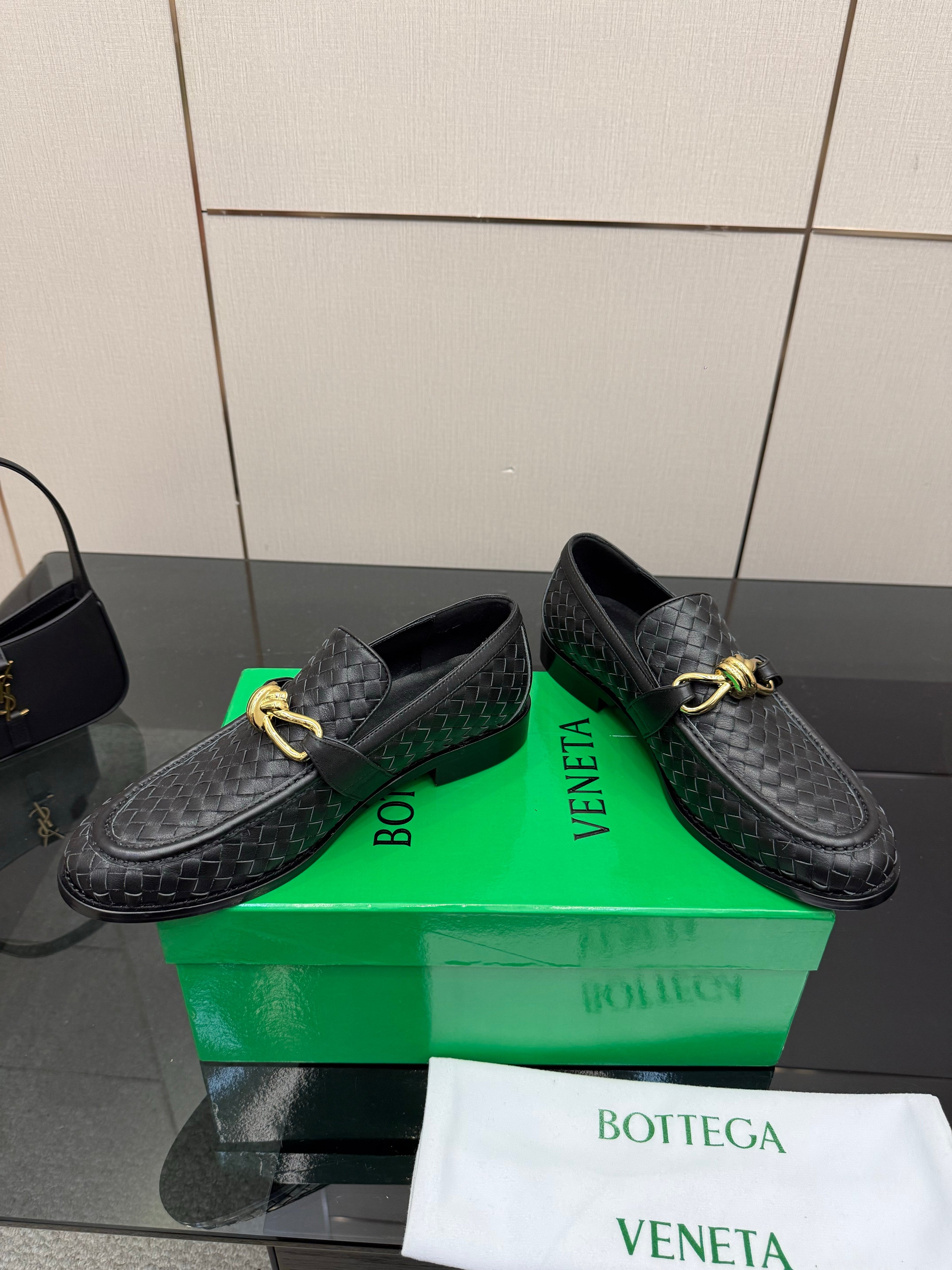 BOTTEGA VENETA 26S LOAFERS IN BLACK TECHNICAL WOVEN CALFSKIN STYLE 4