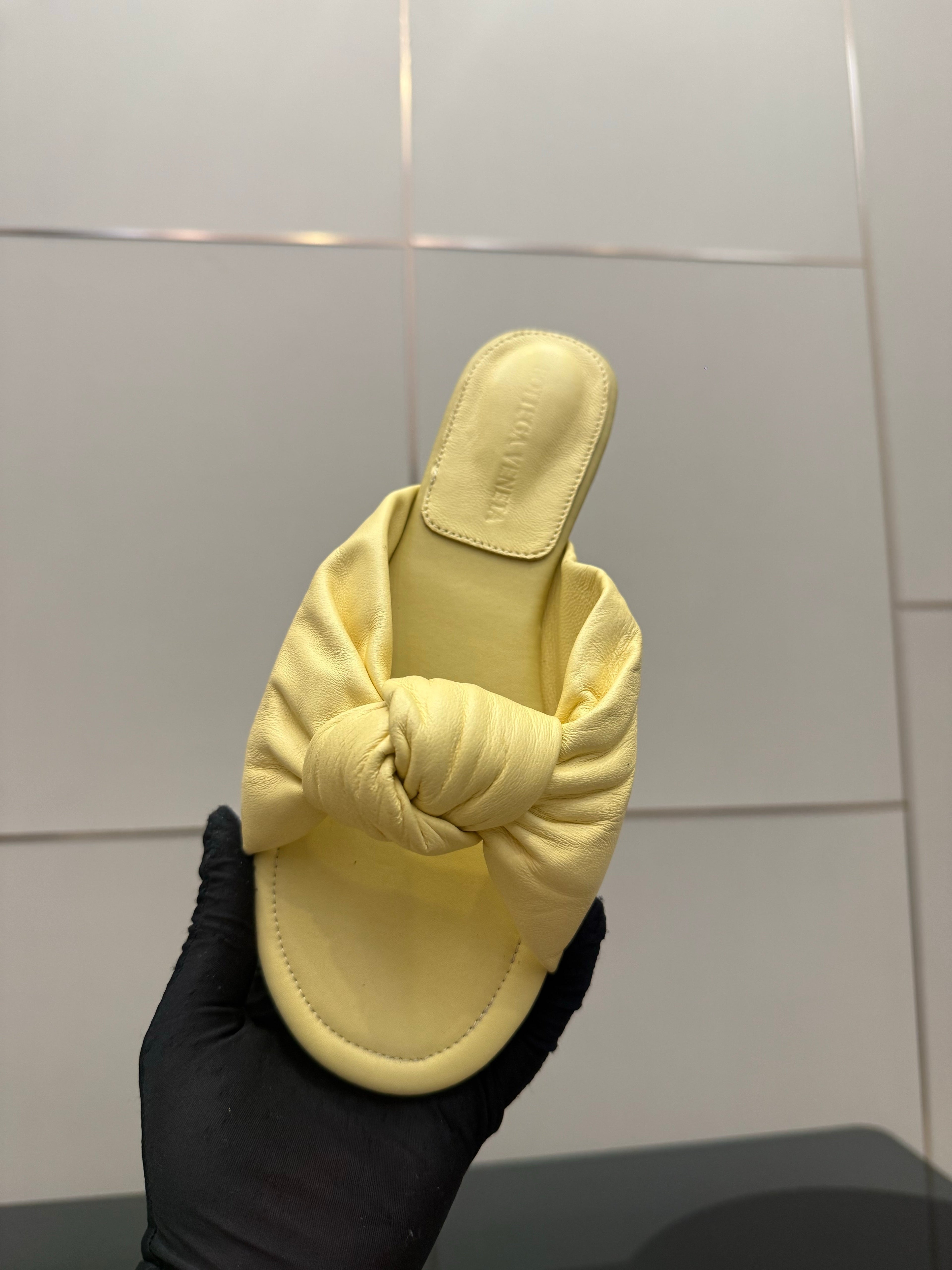 BOTTEGA VENETA 26S SLIDE SANDALS IN YELLOW LAMBSKIN